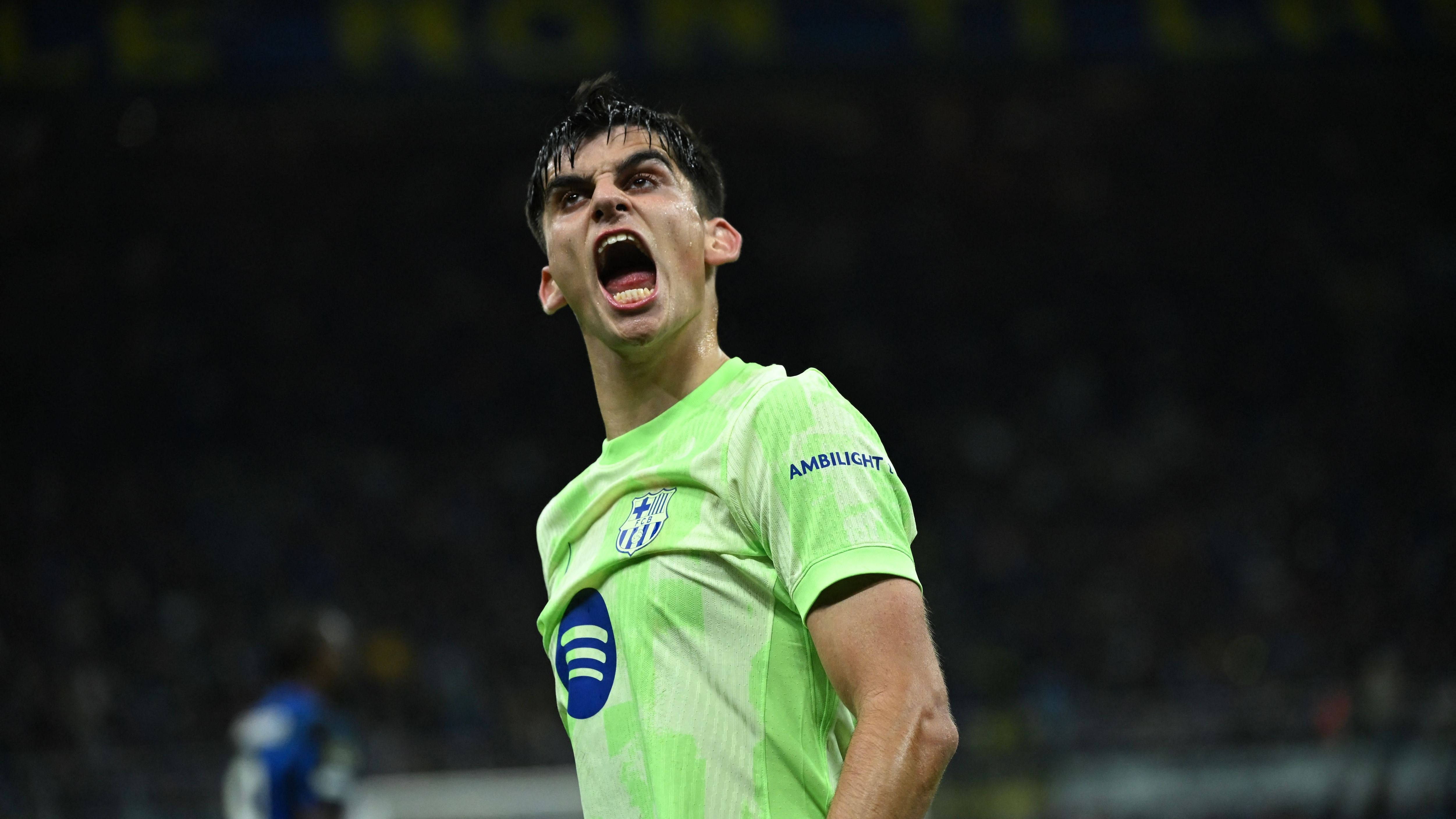 Paolo Maldini regala una sua maglia a Gerard Martin del Barcellona, accostato al Milan sul mercato