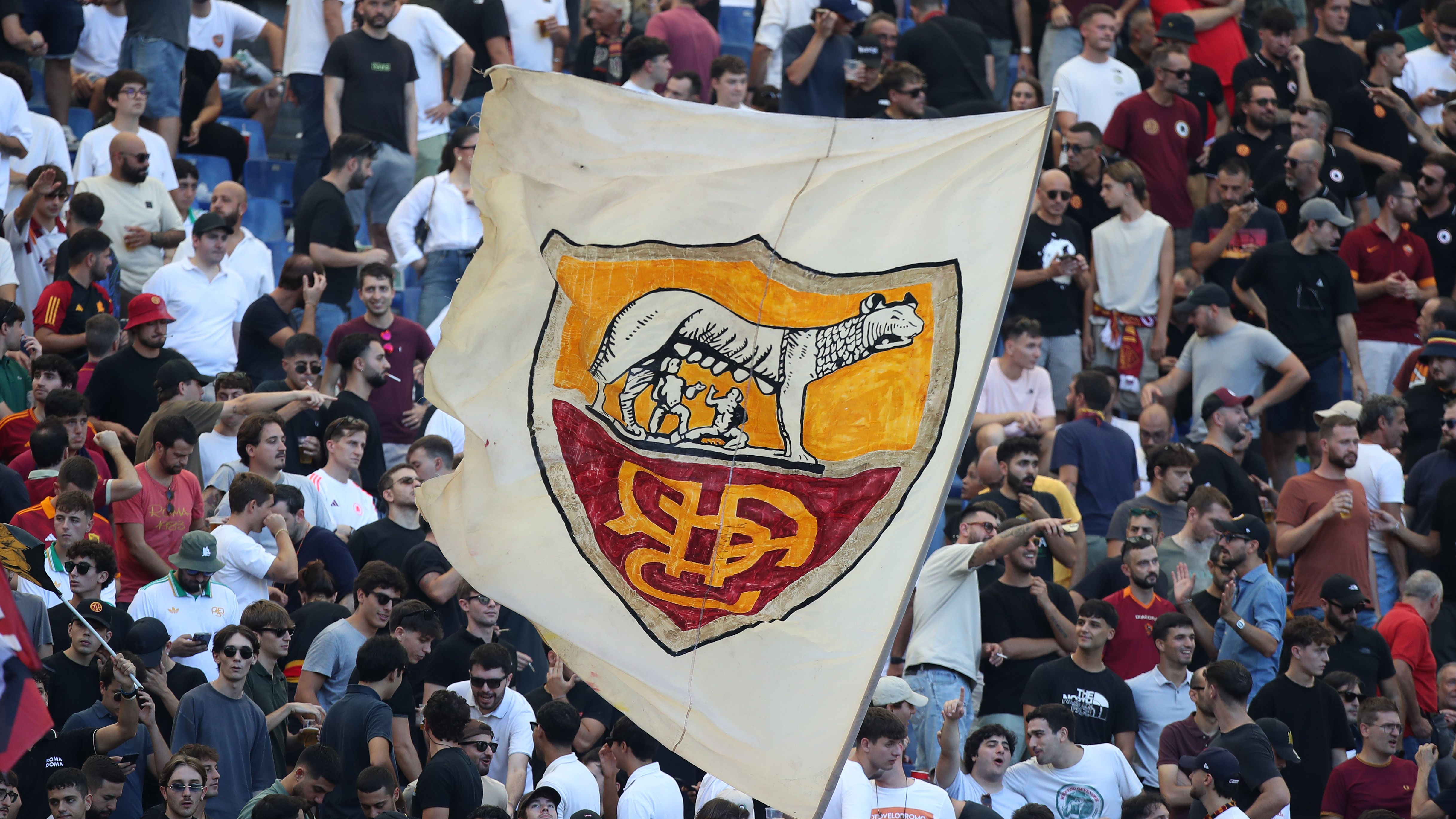 Nizza-Roma, Tensione E Scontri tra Tifoseria Fuori Dallo Stadio Nizza-Roma, Tensione E Scontri tra Tifoseria Fuori Dallo Stadio