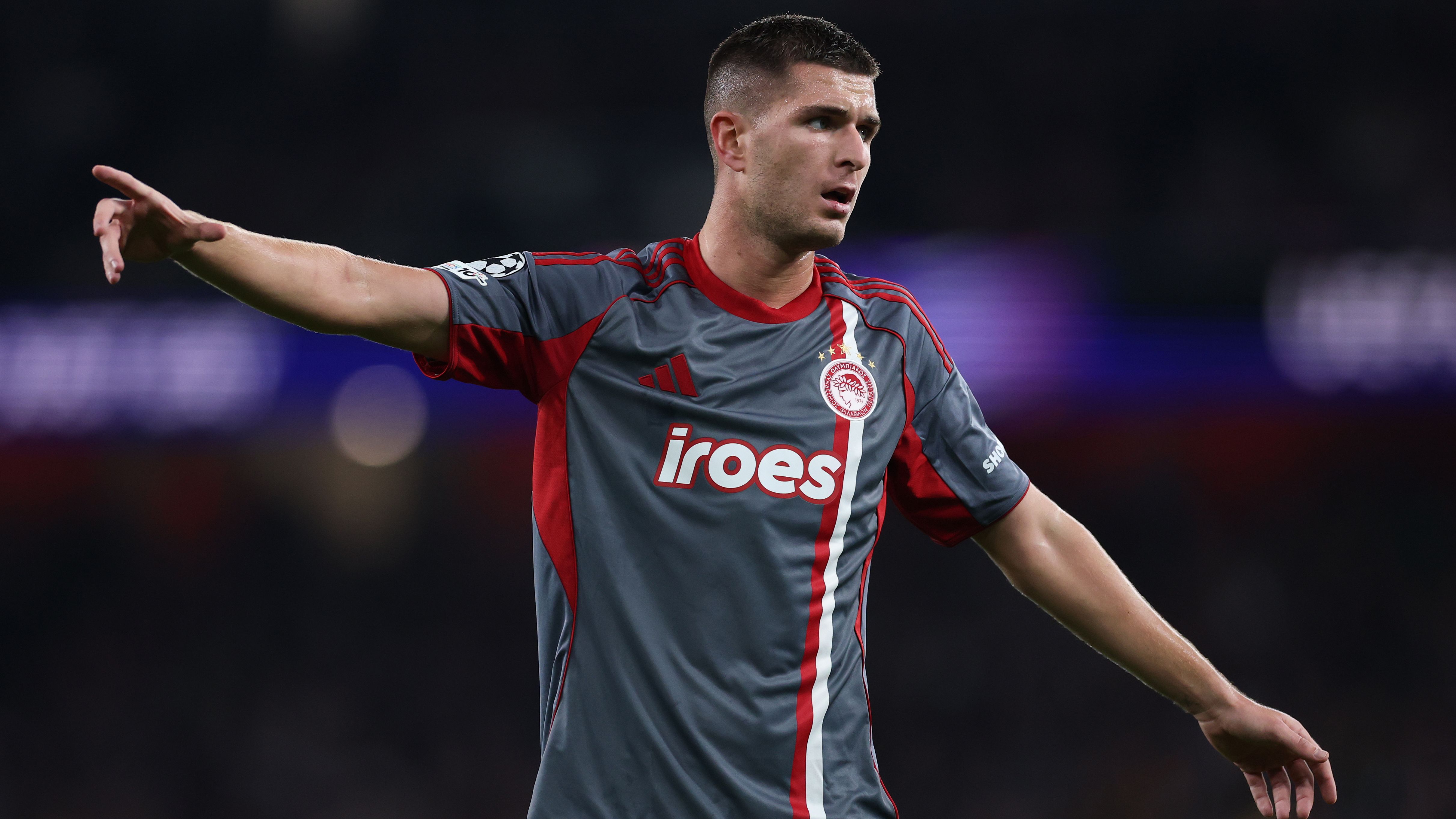 Olympiacos, Lorenzo Pirola: "Aspetto l'Inter e l'Italia, che derby con Calabria. Mi ispiro a Chiellini"