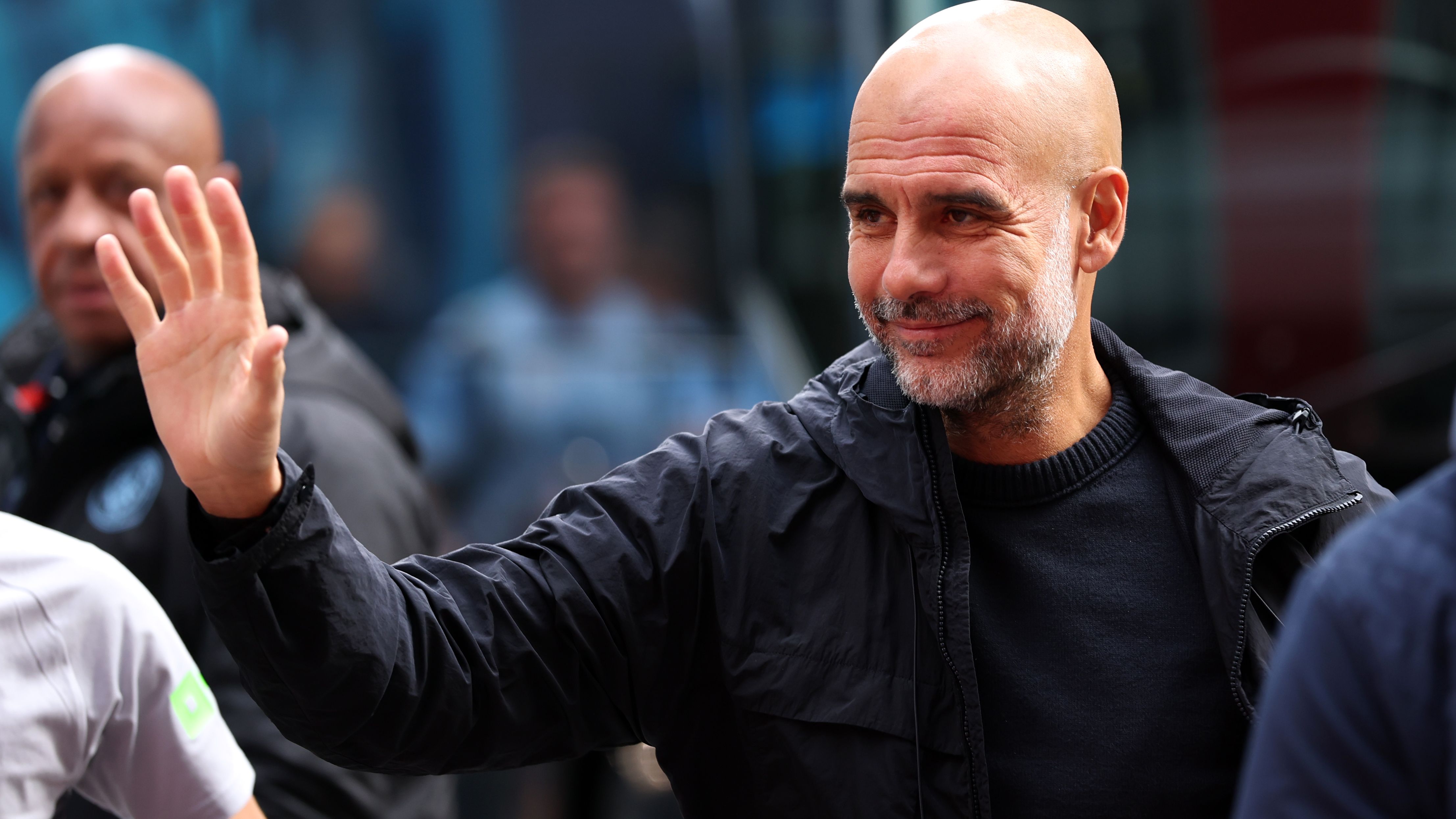 Guardiola festeggia mille panchine proprio contro il Liverpool: "Klopp mi manca". Il tedesco: "L'unico traguardo che ho raggiunto prima di te, amico mio"