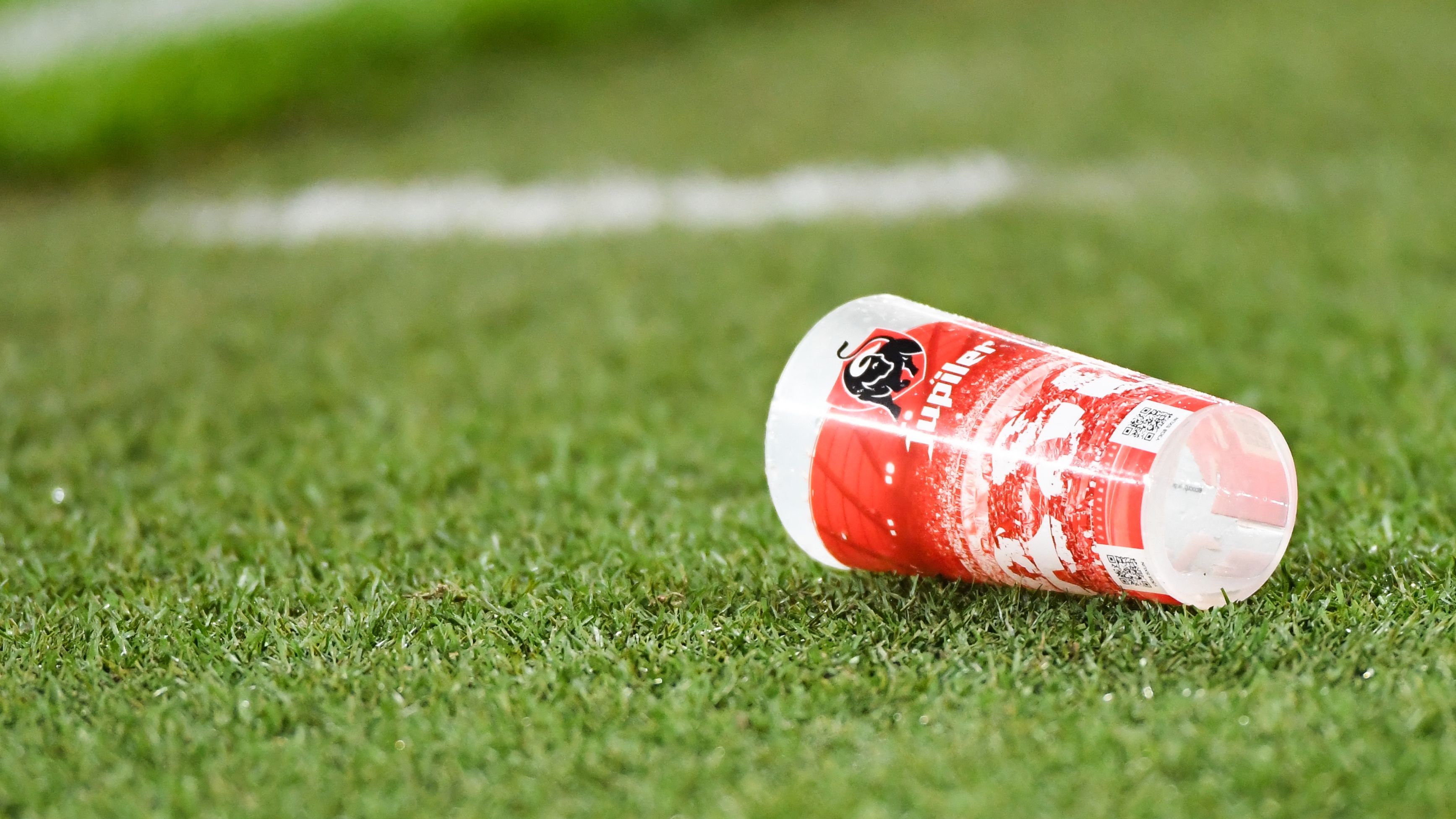 Belgio, i tifosi dello Standard Liegi lanciano un bicchiere contro l’arbitro che sospende la partita con l’Anversa Belgio, i tifosi dello Standard Liegi lanciano un bicchiere contro l’arbitro che sospende la partita con l’Anversa