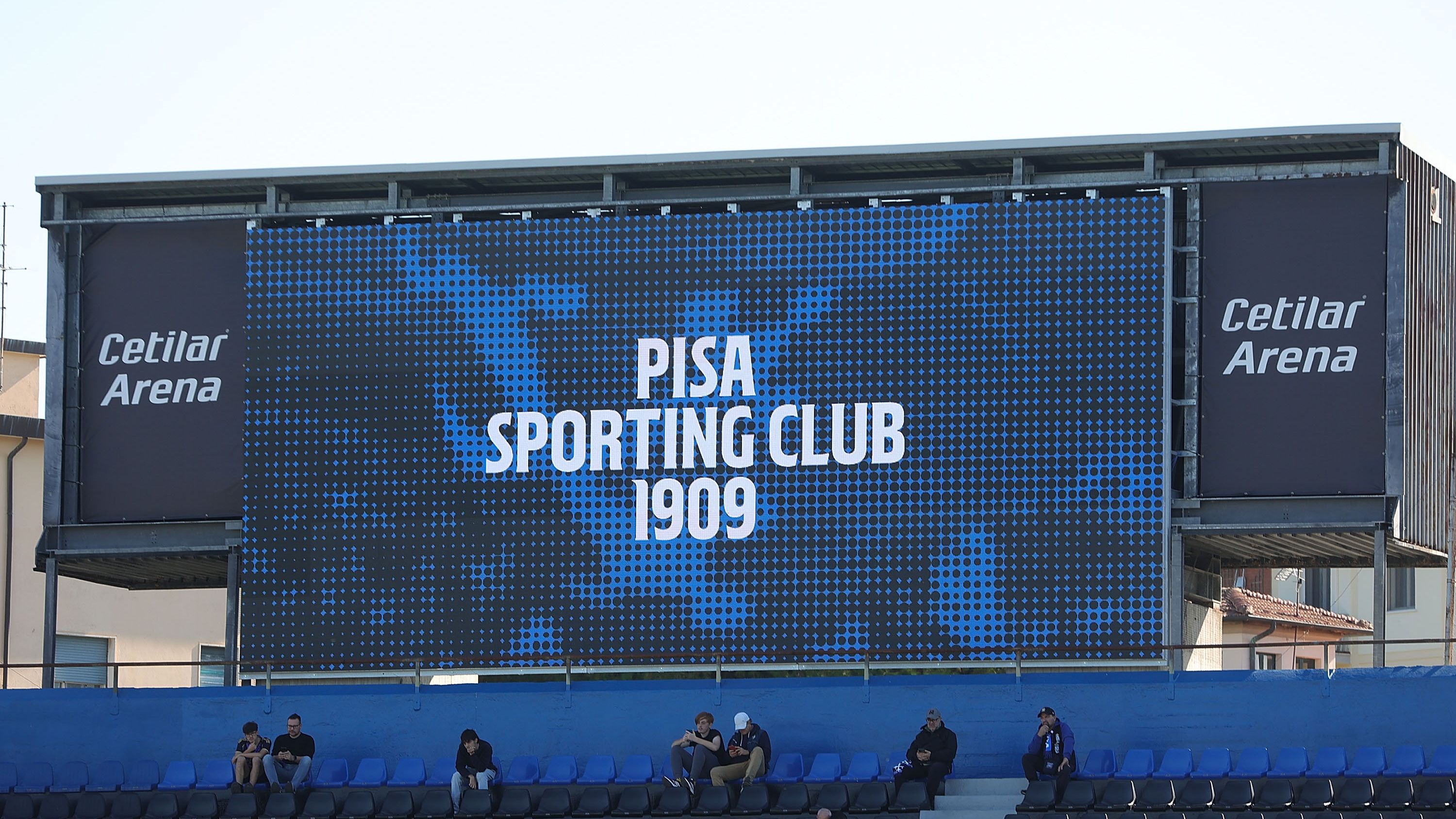 Pisa-Verona, scontri tra ultras in città: bombe carta, caschi e bastoni. Due feriti: cos'è successo