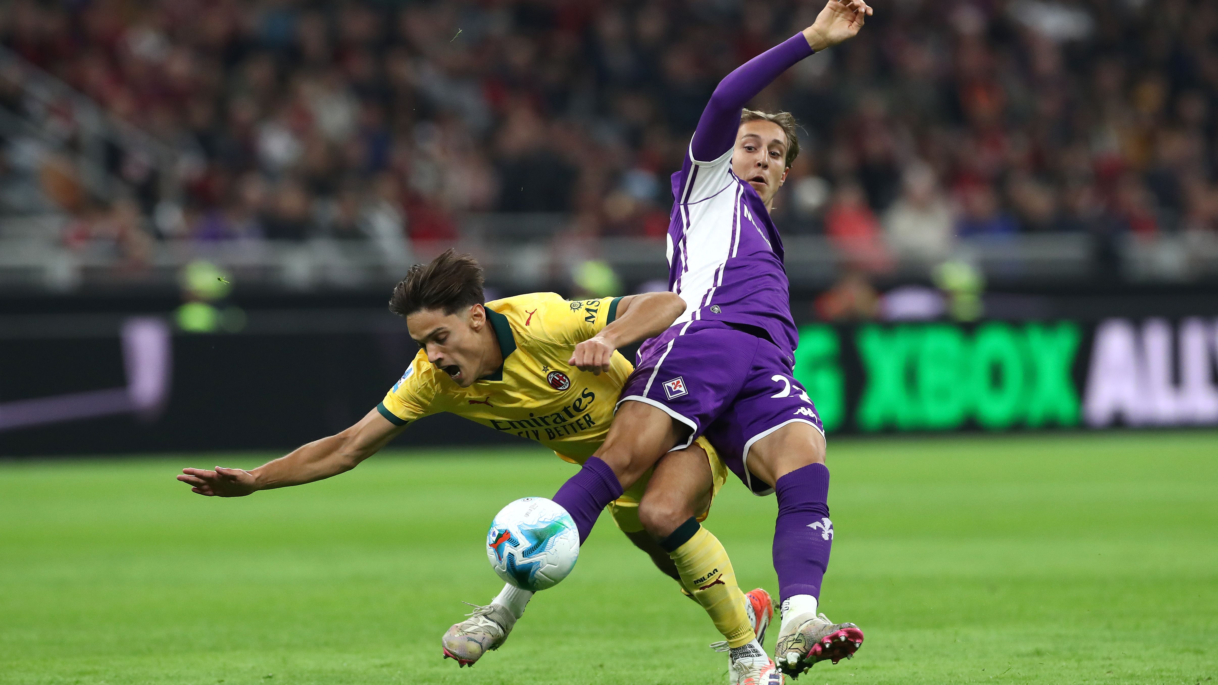 Milan-Fiorentina, la MOVIOLA LIVE: Leao chiede un rigore. Saelemaekers rischia il giallo, primo fallo di Modric in Serie A