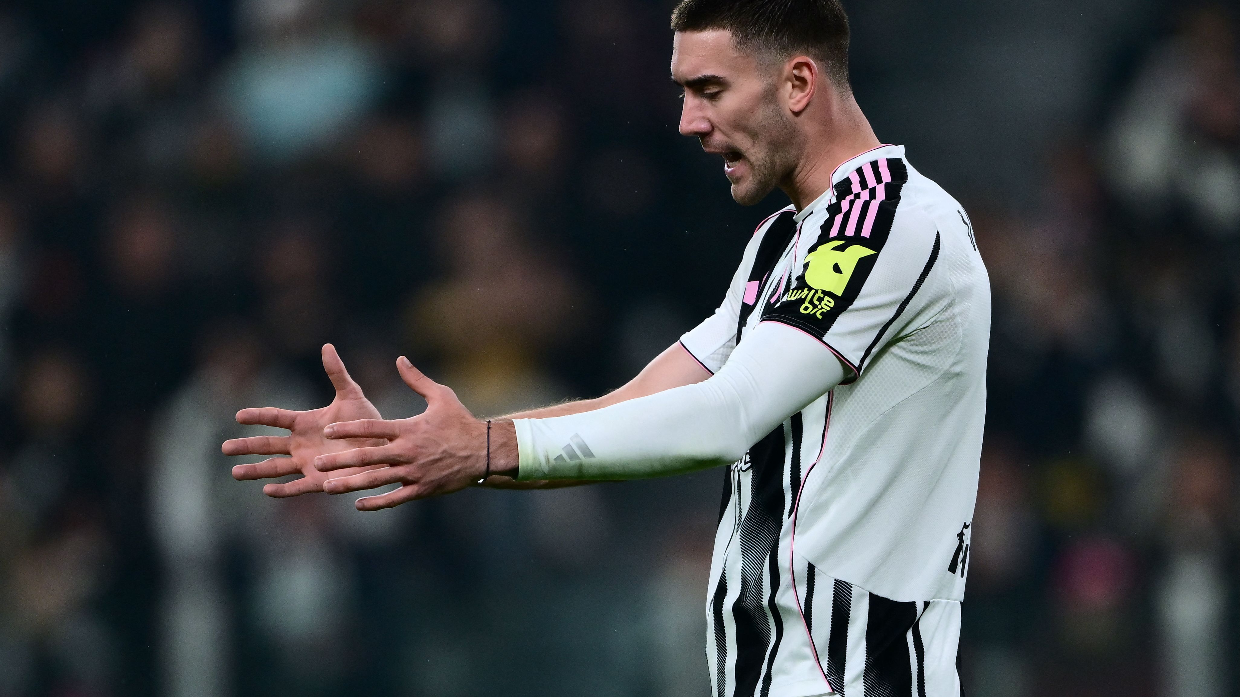 Vlahovic: "Futuro? Mai dire mai. Siamo responsabili, abbiamo cambiato 3 allenatori in un anno e mezzo" Vlahovic: "Futuro? Mai dire mai. Siamo responsabili, abbiamo cambiato 3 allenatori in un anno e mezzo"