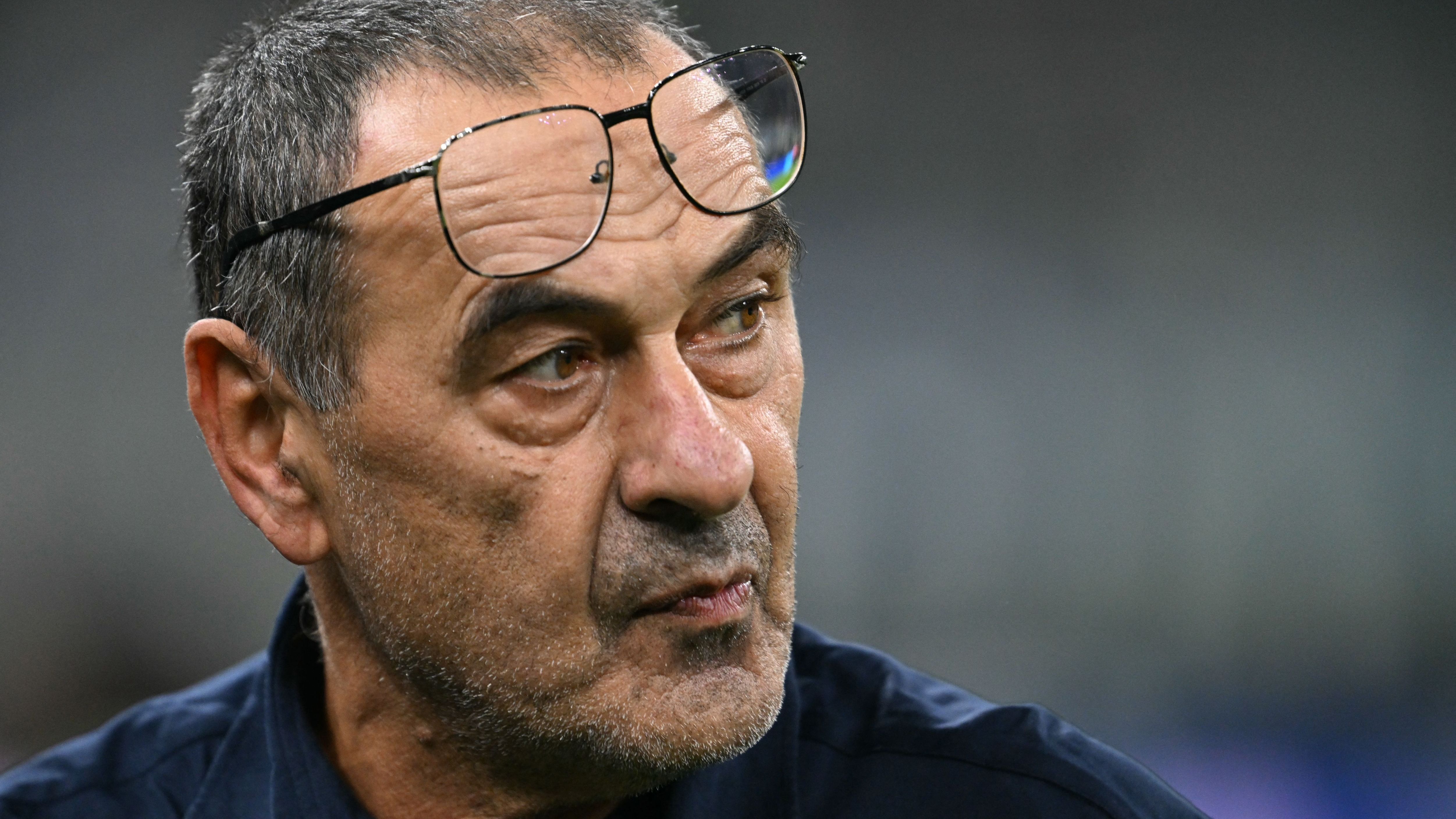 Sarri-Lazio: caos sugli arbitri. “Non sono all’altezza, fanno arrabbiare anche Padre Pio. Noleggiamoli all’estero”. E il club lo sconfessa