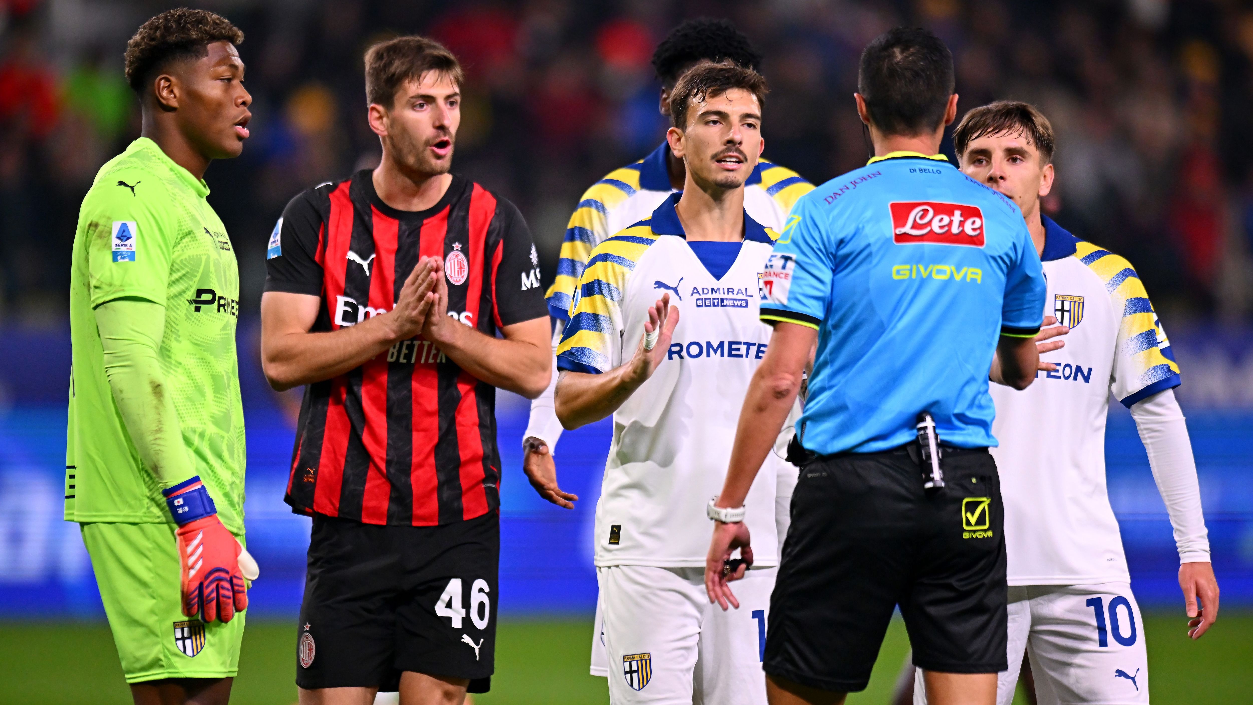 Parma-Milan, la moviola LIVE: spinta Pavlovic-Keita e check VAR sul goal, annullato l’1-1 di Cutrone, confermato il rigore sul contatto Saelemaekers-Ndiaye Parma-Milan, la moviola LIVE: spinta Pavlovic-Keita e check VAR sul goal, annullato l’1-1 di Cutrone, confermato il rigore sul contatto Saelemaekers-Ndiaye