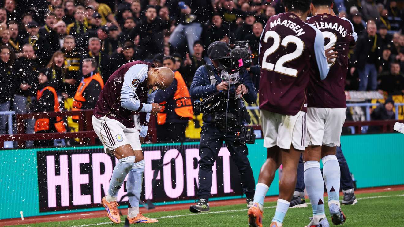 Aston Villa-Young Boys, Malen segna e viene colpito da oggetti lanciati ...