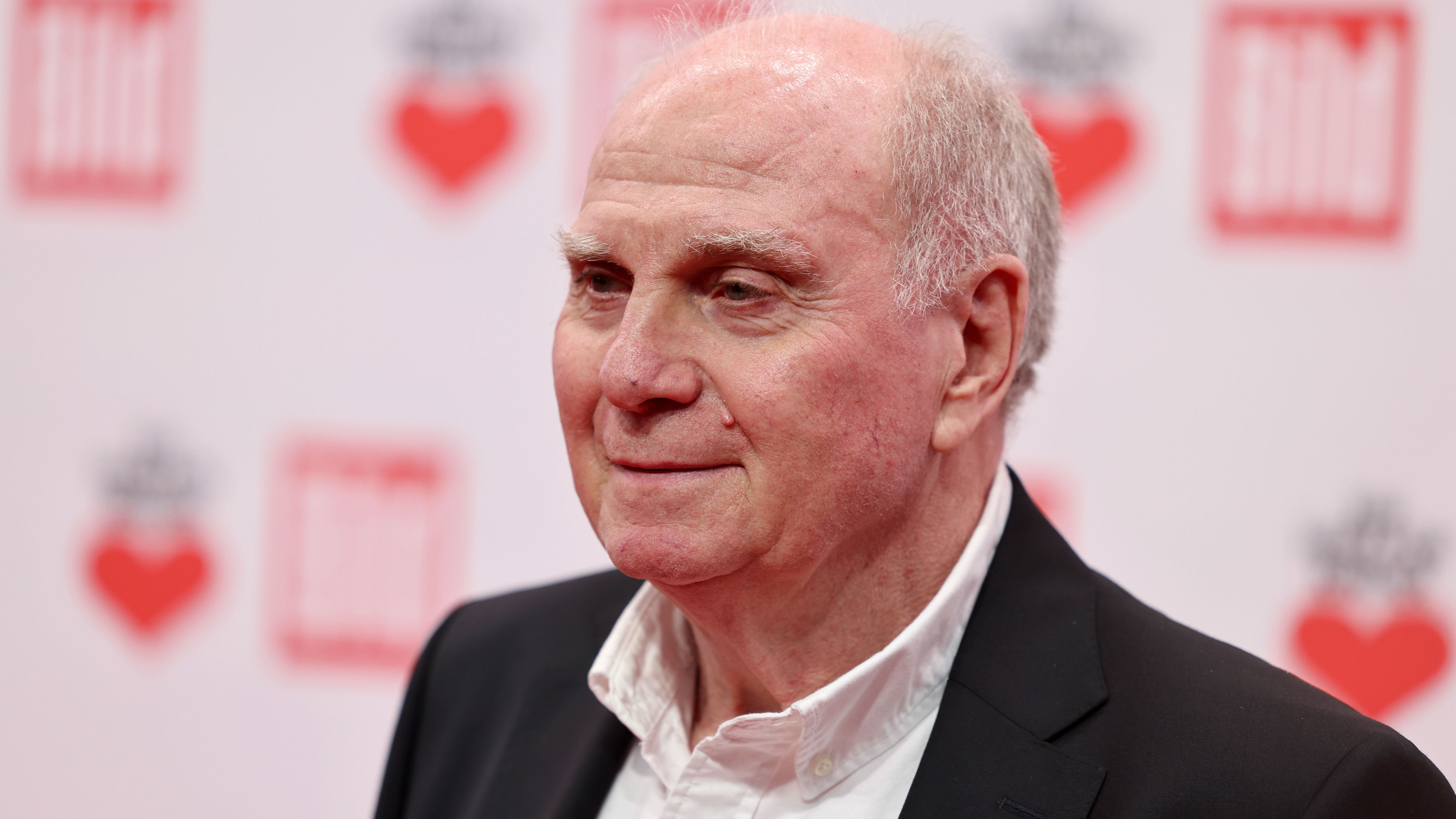 "Il Barcellona non ha soldi!": Uli Hoeness liquida i rumors con una risata e definisce Harry Kane il "miglior acquisto di sempre" del Bayern Monaco