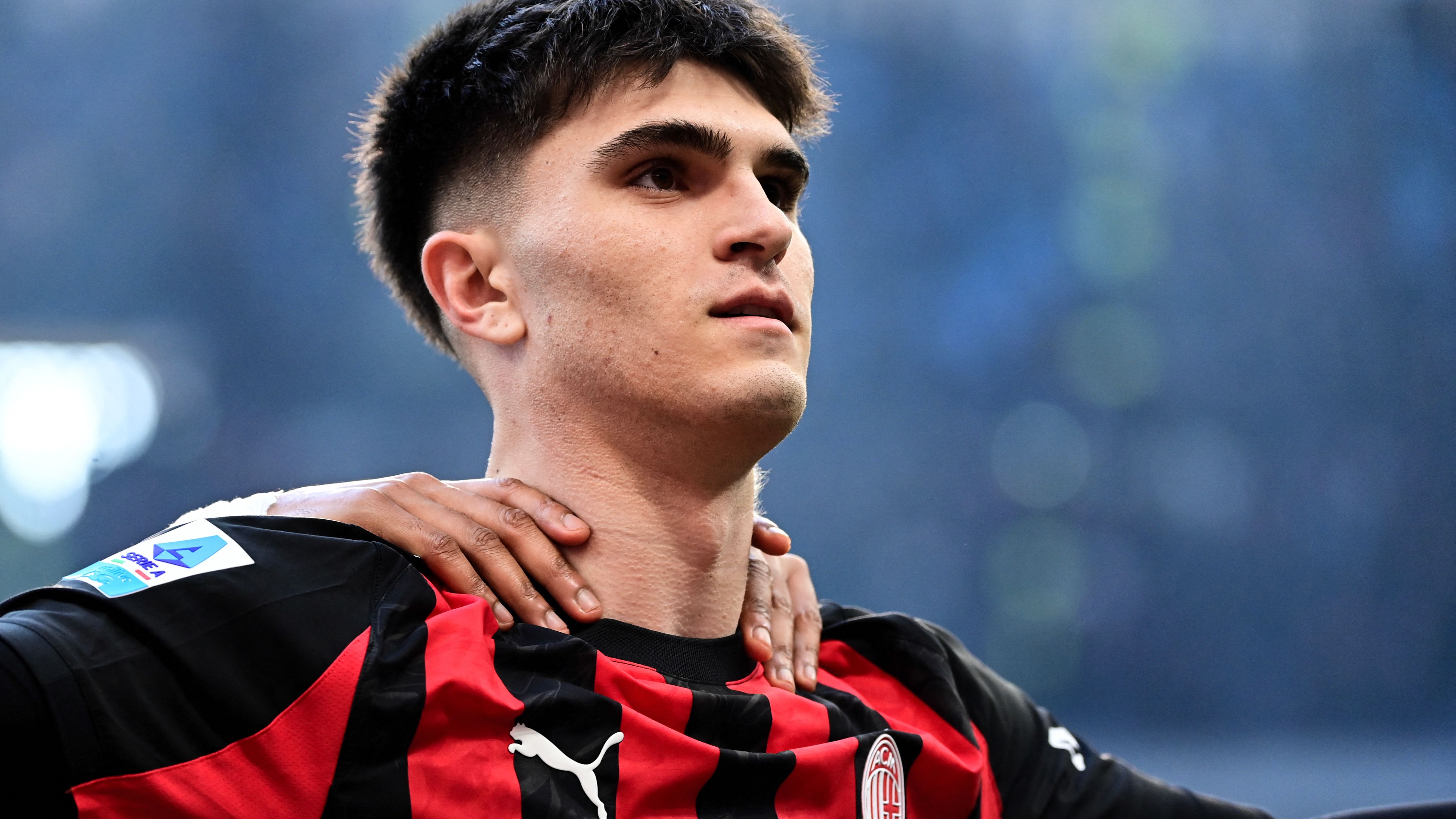 DAZN - Bartesaghi cuore d'oro: prende in braccio la bambina che aveva paura di entrare a San Siro con le sue gambe