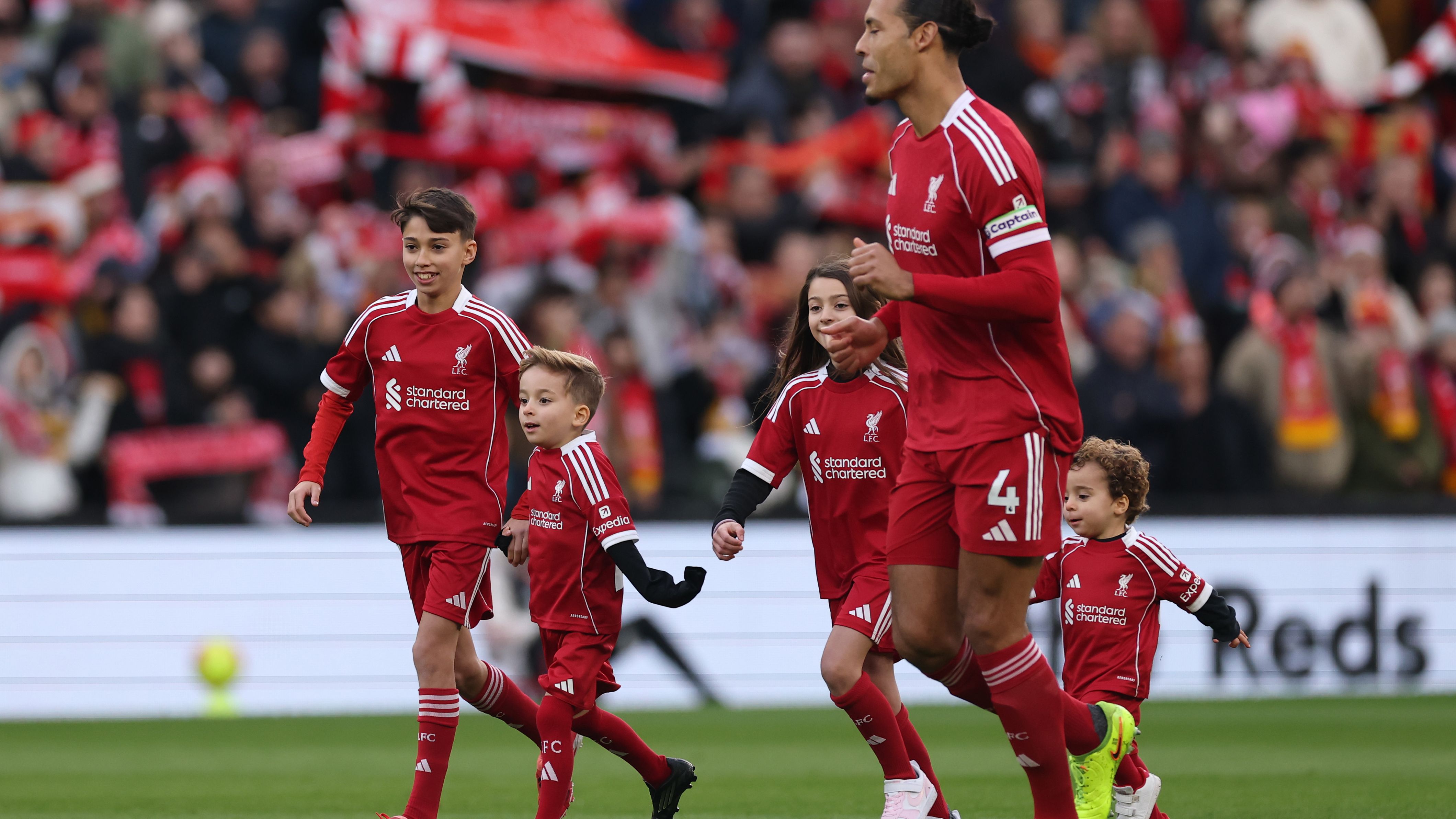 Liverpool-Wolverhampton: l'omaggio toccante a Diogo Jota con i figli in campo