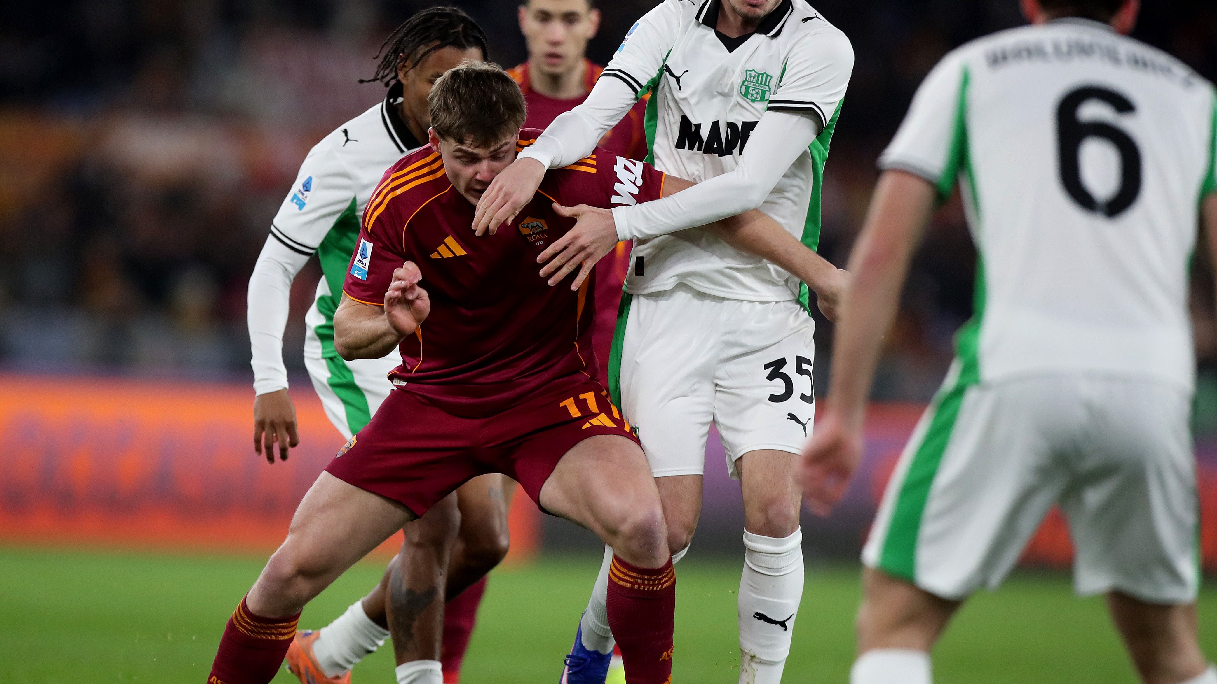 Roma, si fa male anche Ferguson: fuori al 37' contro il Sassuolo, le condizioni