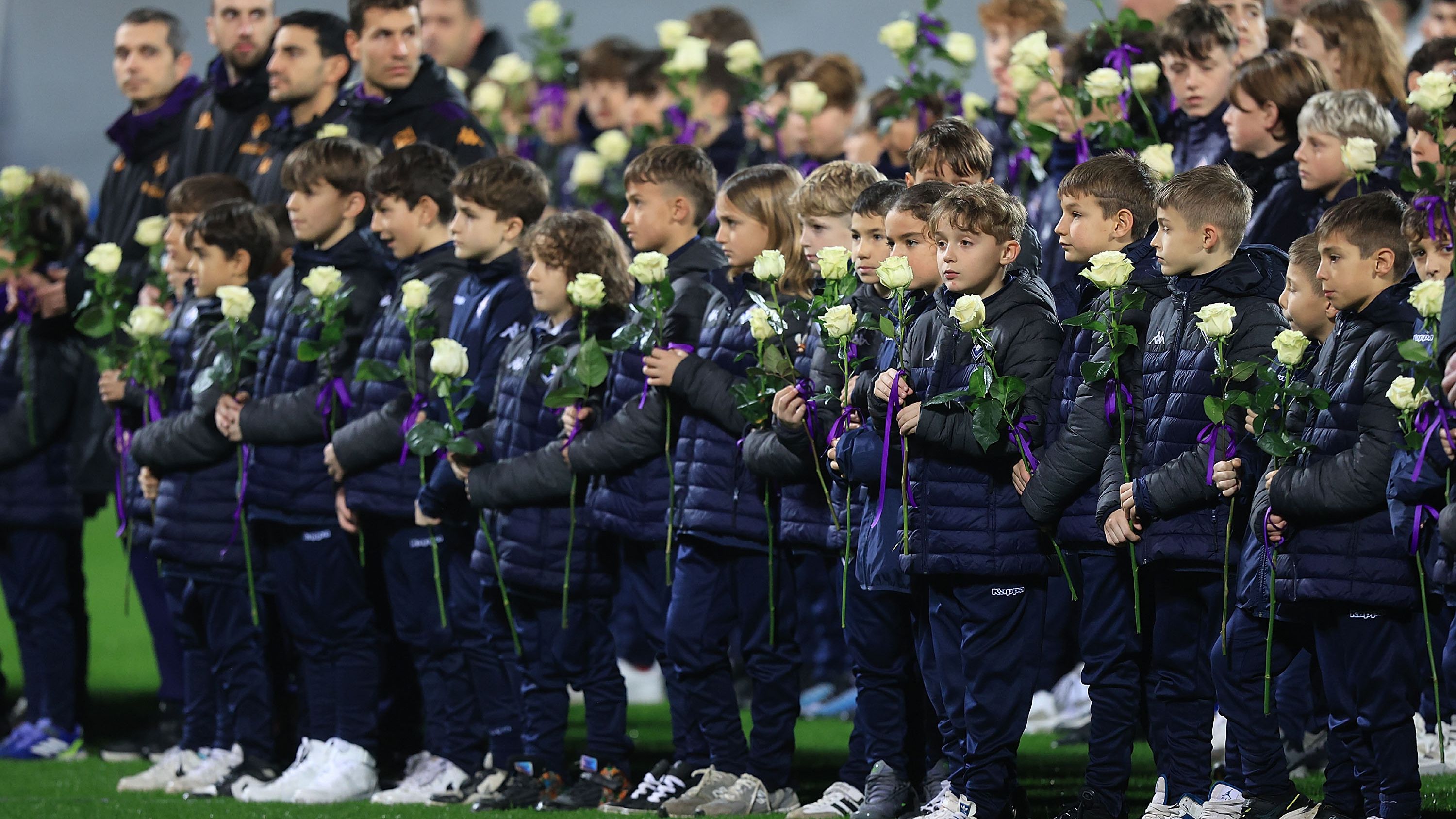 Fiorentina, la prima al Franchi senza Commisso: magliette speciali, telone e rose bianche in campo, il messaggio della Fiesole