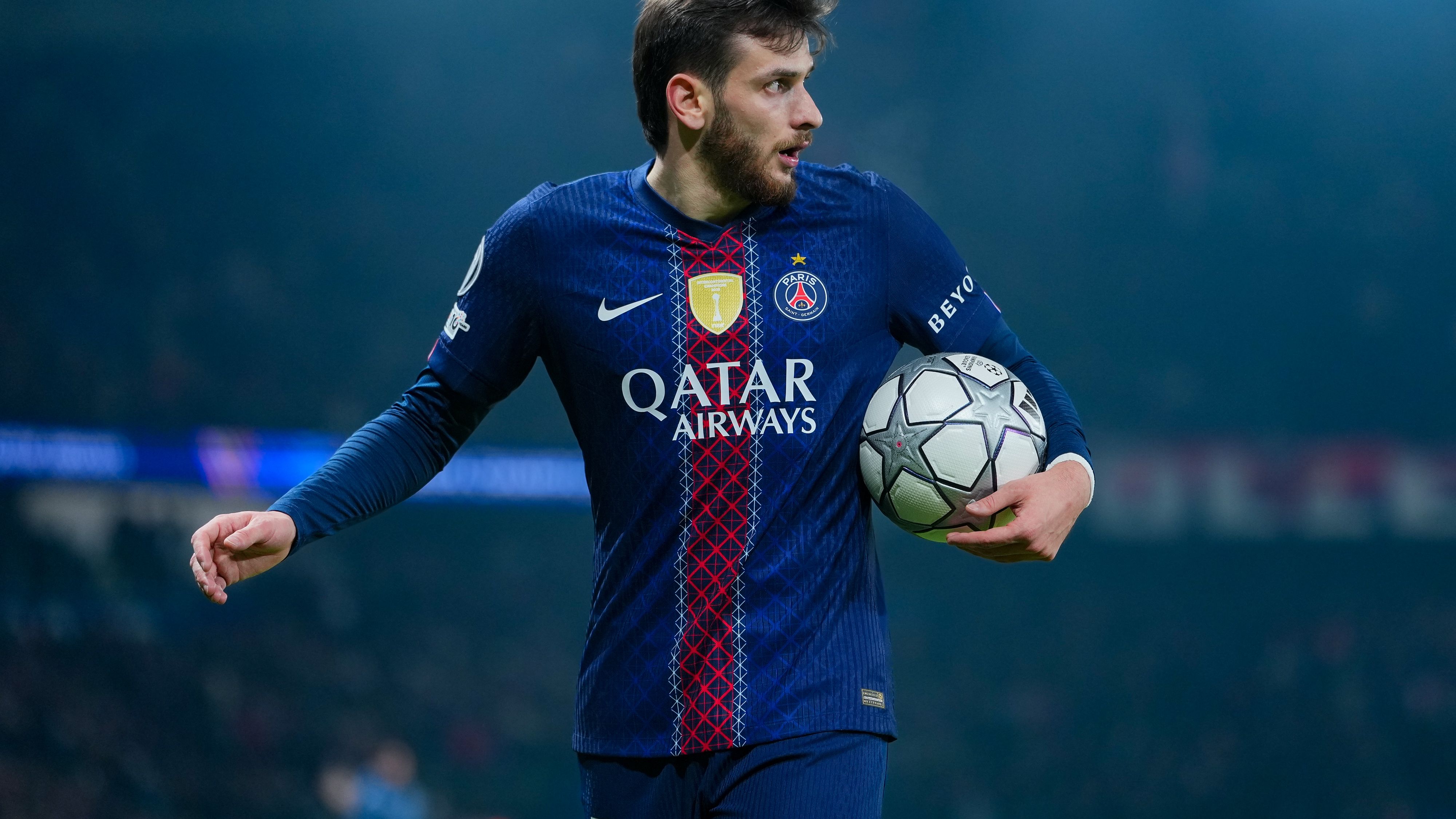 Kvaratskhelia: "Paragone pesante con Maradona. Dal Napoli al PSG? Ho capito di essere di caratura mondiale, lì non difendevo come qui. A Parigi chiedono sempre prima di fare una foto"