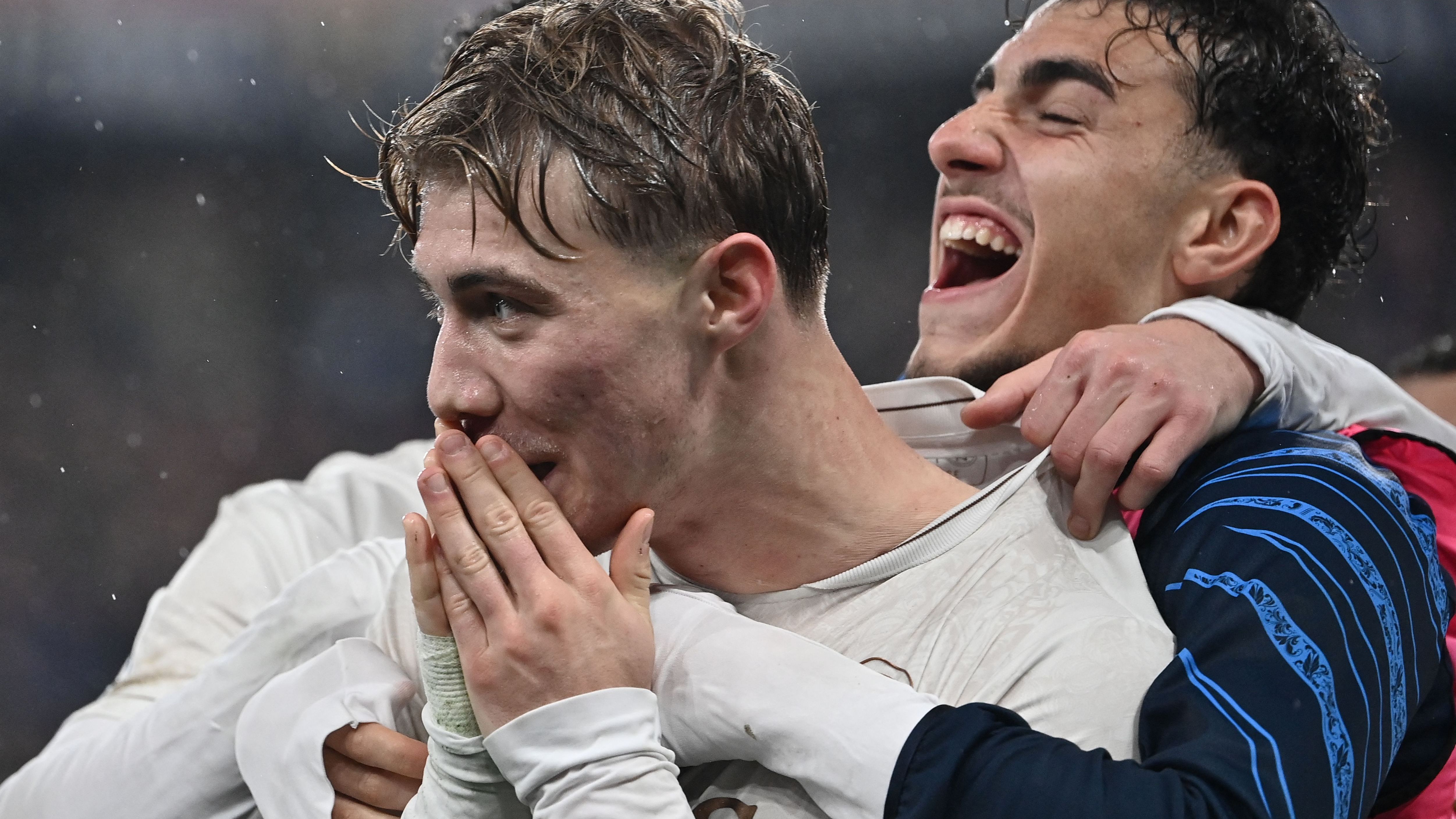 Un pazzo Napoli la vince in 10 all'ultimo secondo: Hojlund decisivo su rigore e 3-2 al Genoa. Conte torna a -1 dal Milan di Allegri