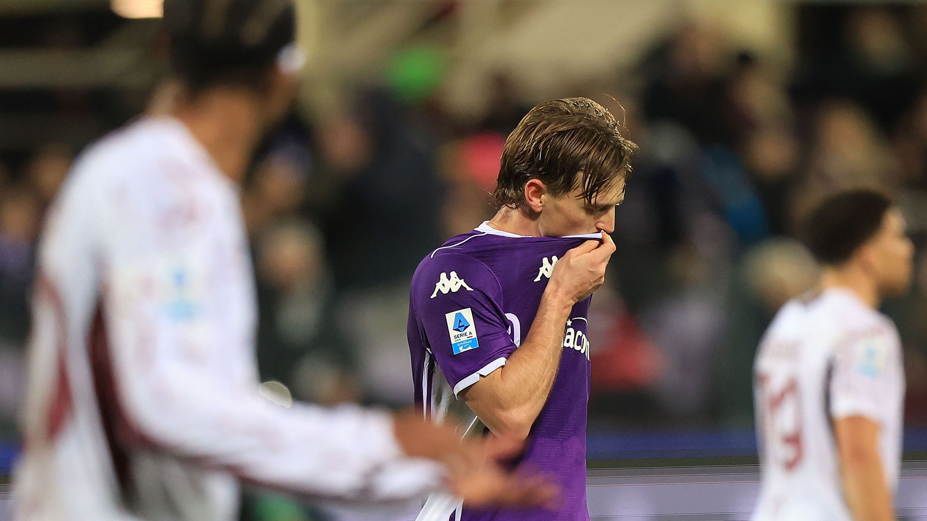 Fiorentina, contro il Torino si fa male Gudmundsson: la prima diagnosi, accompagnato a braccia fuori dal campo