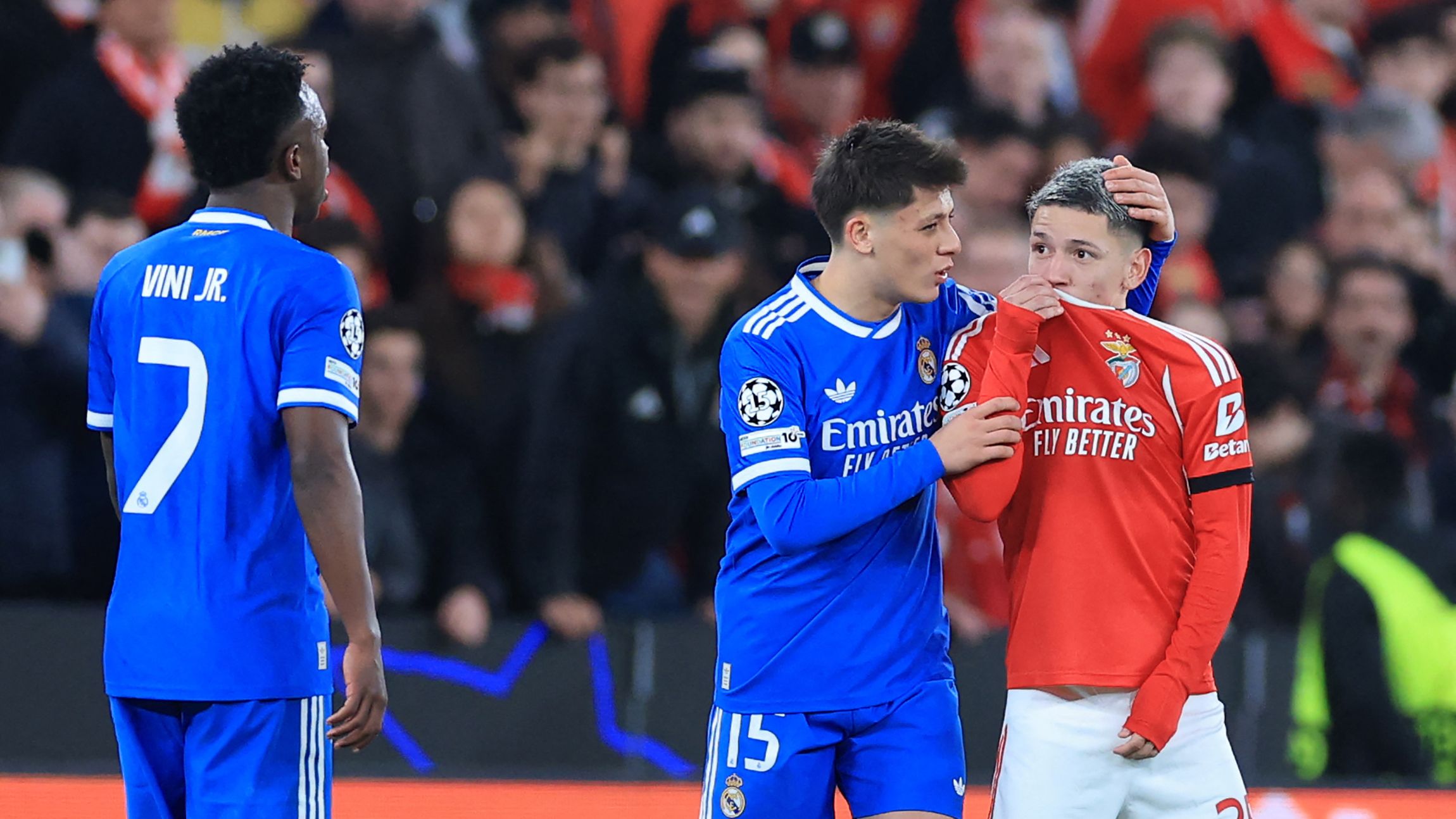 Benfica-Real Madrid sospesa 10 minuti dopo il goal di Vinicius (ammonito per l'esultanza), che accusa Prestianni di avergli rivolto un insulto razzista: "Codardo"
