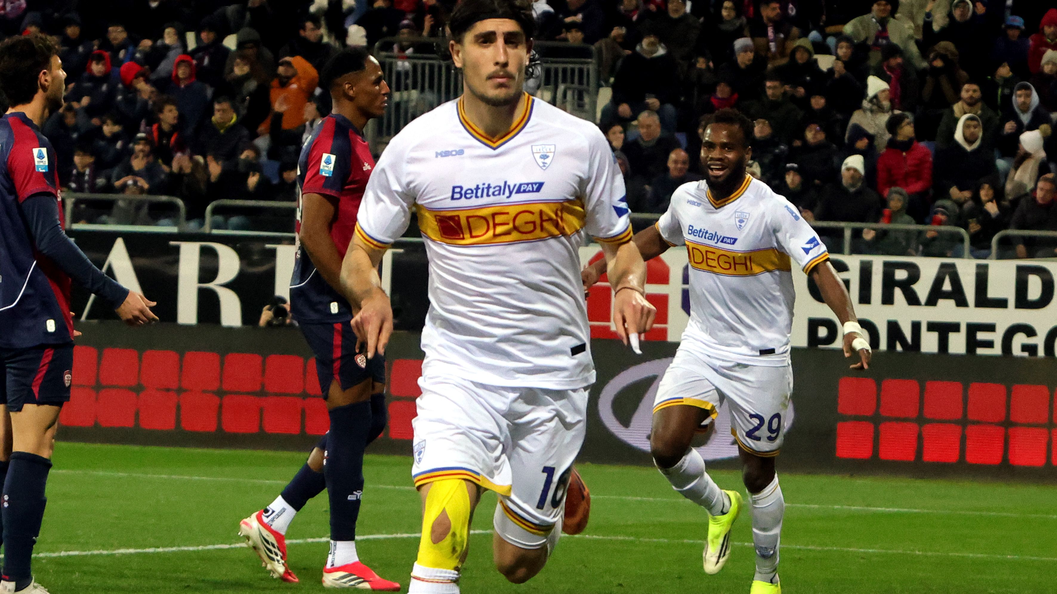 Gandelman e Ramadani lanciano il Lecce: 2-0 a Cagliari, seconda vittoria consecutiva e +3 dalla Fiorentina terzultima