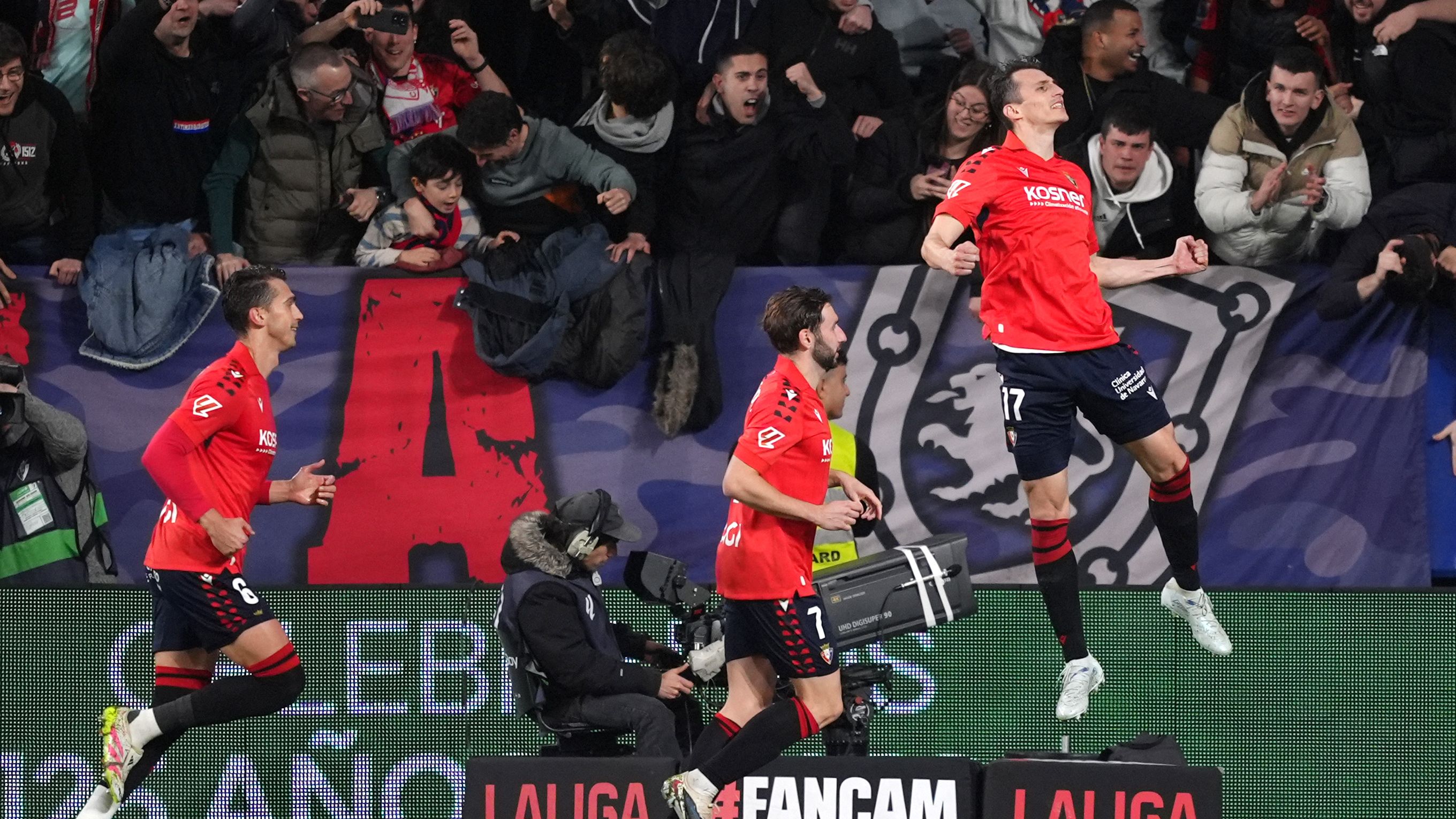 L'ex Crotone Budimir colpisce ancora il Real Madrid che cade al 90': il Barcellona può tornare in vetta alla Liga