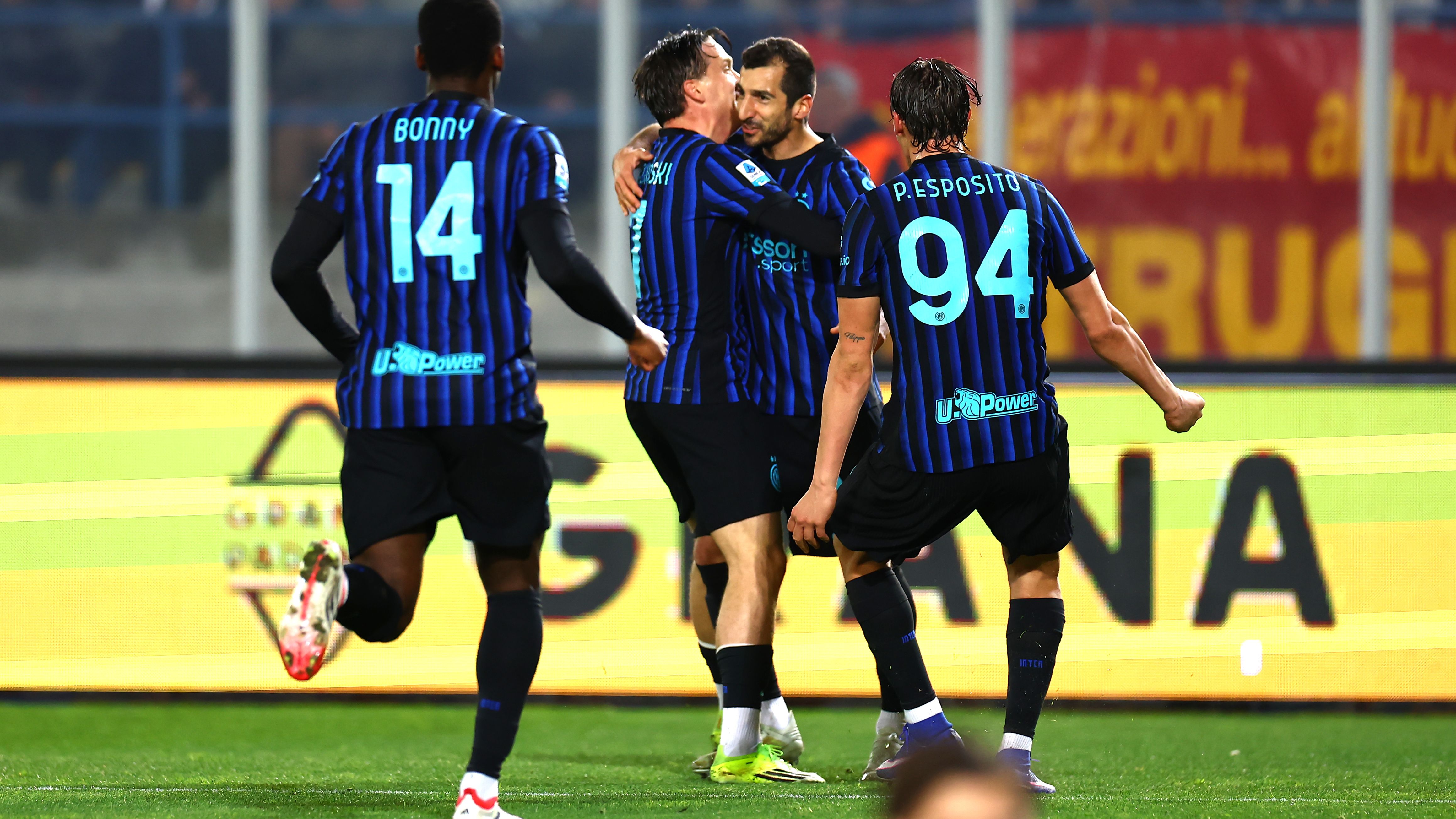 I cambi di Chivu svoltano la partita: l'Inter batte il Lecce grazie a due palle inattive e allunga in vetta sul Milan