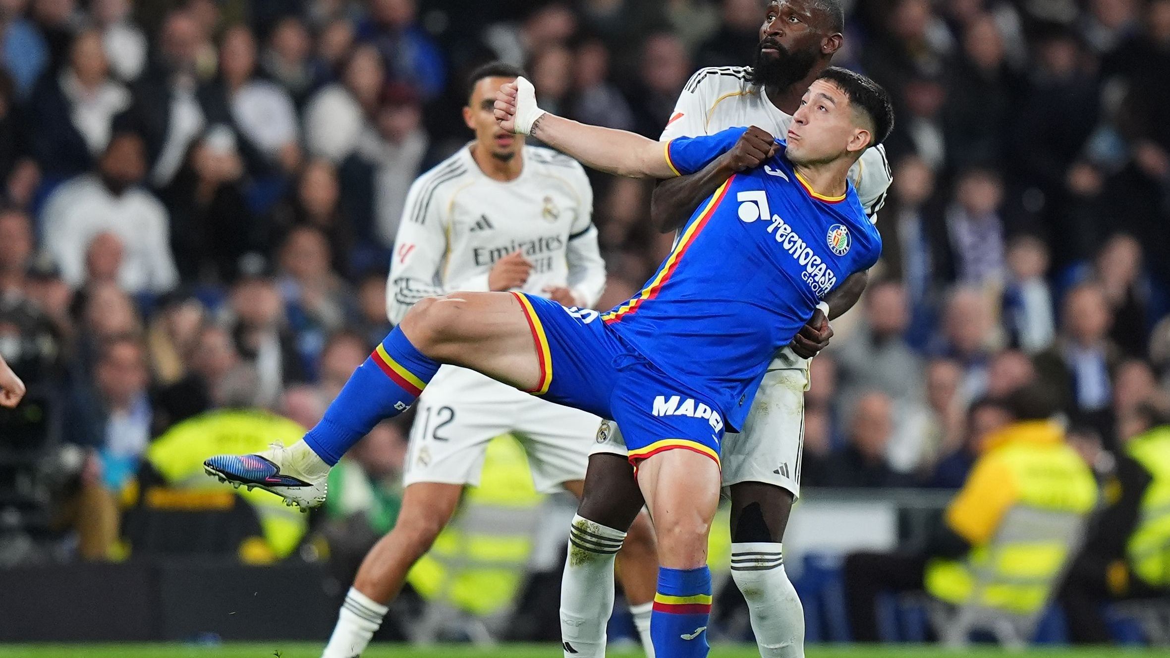 Real Madrid flop con l'Osasuna senza Mbappé. Super goal dell'ex-Inter Satriano e Barcellona in fuga