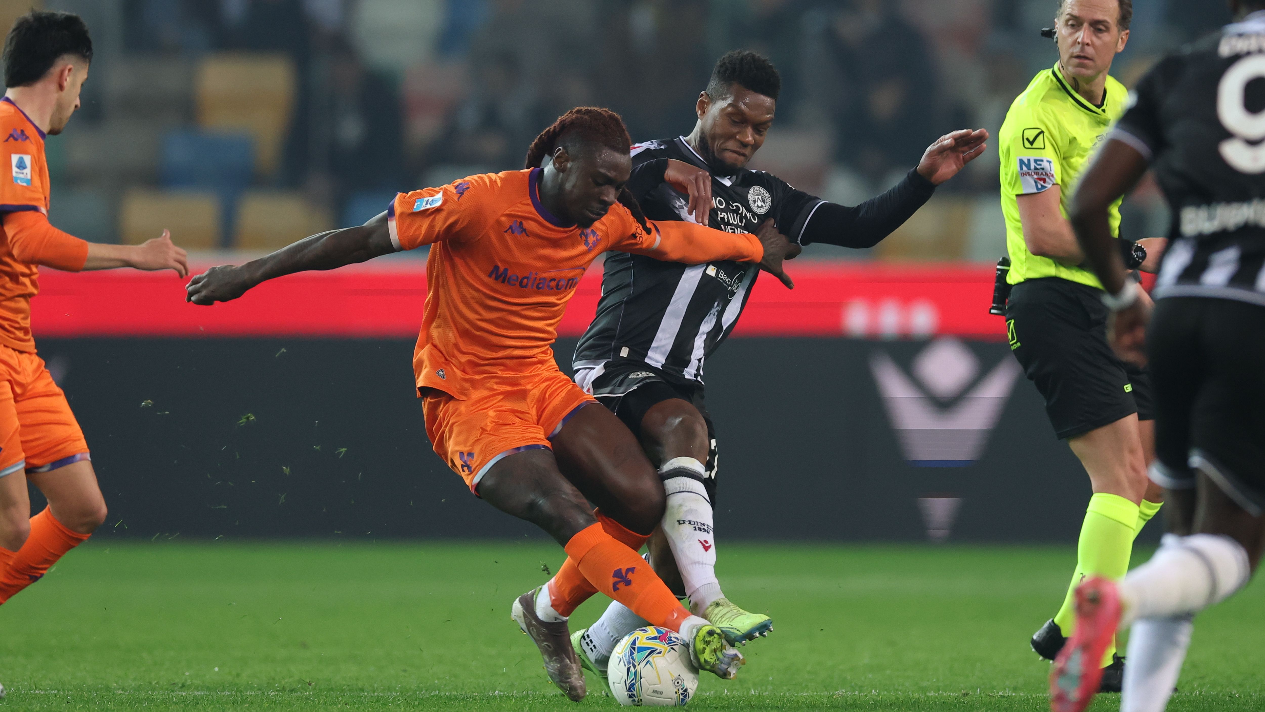 Fiorentina, Kean calcia e si fa male: esce zoppicando. Vanoli: "Problema alla tibia"