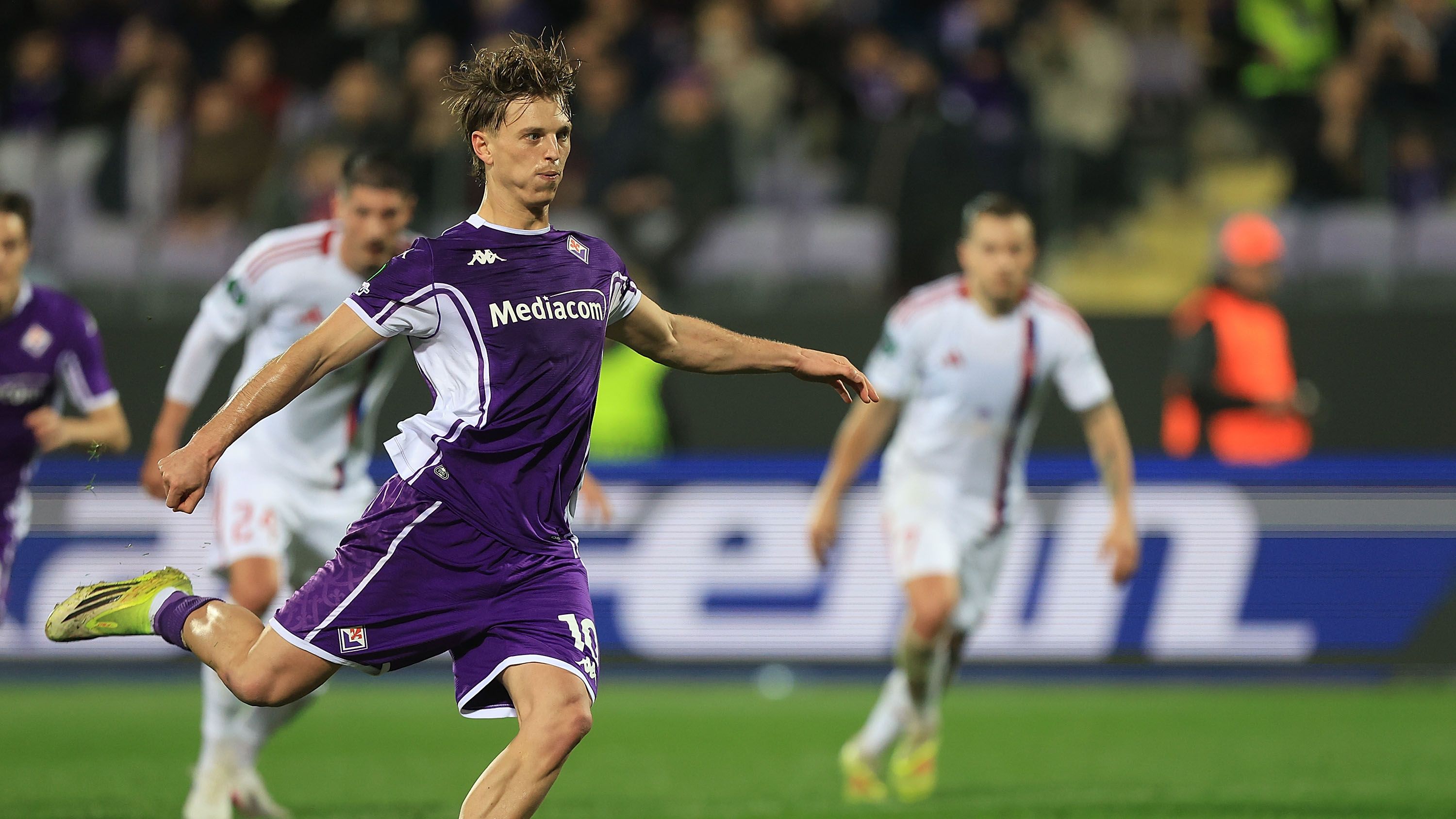 Conference League, Fiorentina-Rakow 2-1: decide Gudmundsson su rigore al 93° dopo il botta e risposta fra Ndour e Brunes, il cugino di Haaland