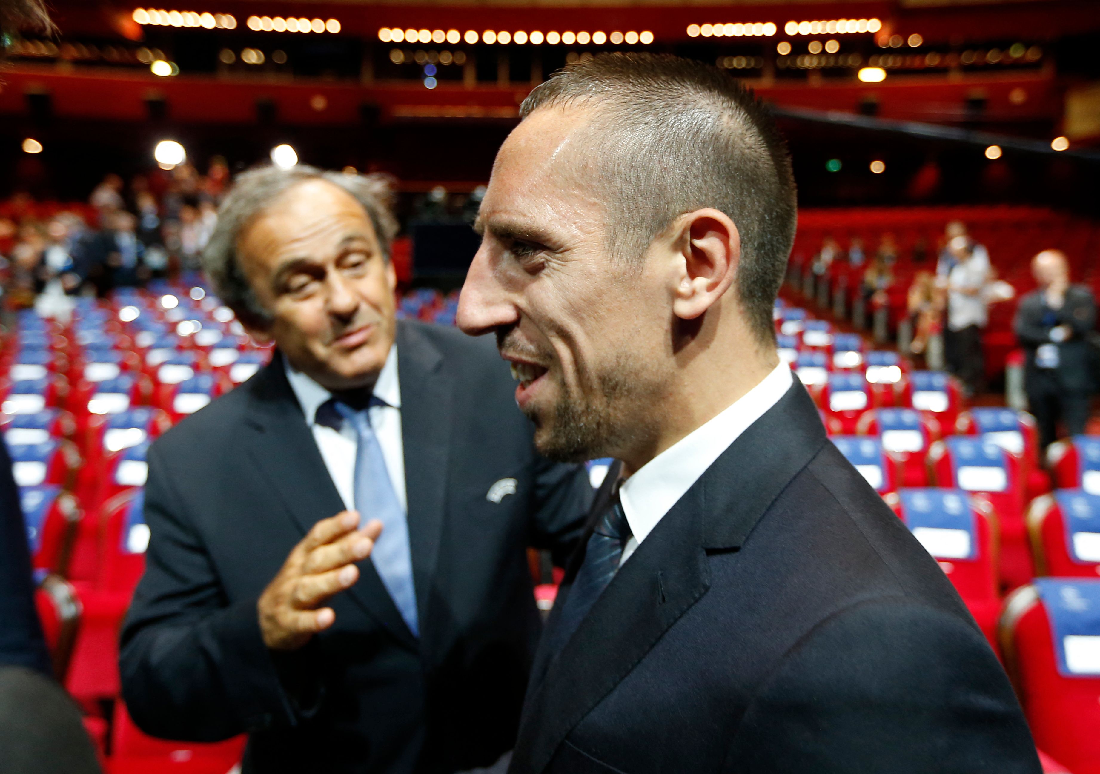 Guerra senza fine, Platini denuncia il presidente della FIFA