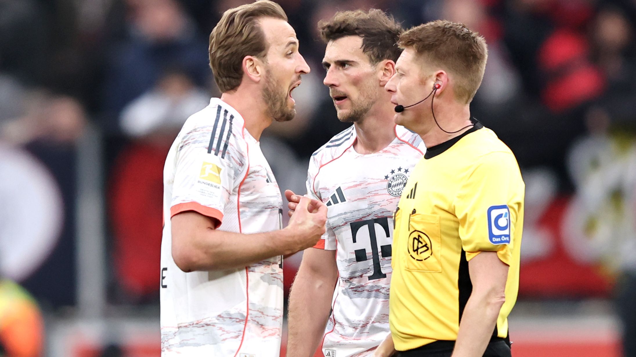 Furia contro arbitri e VAR anche in Germania: rabbia Bayern Monaco a Leverkusen, cos'è successo e l'ammissione dell'errore dell'arbitro