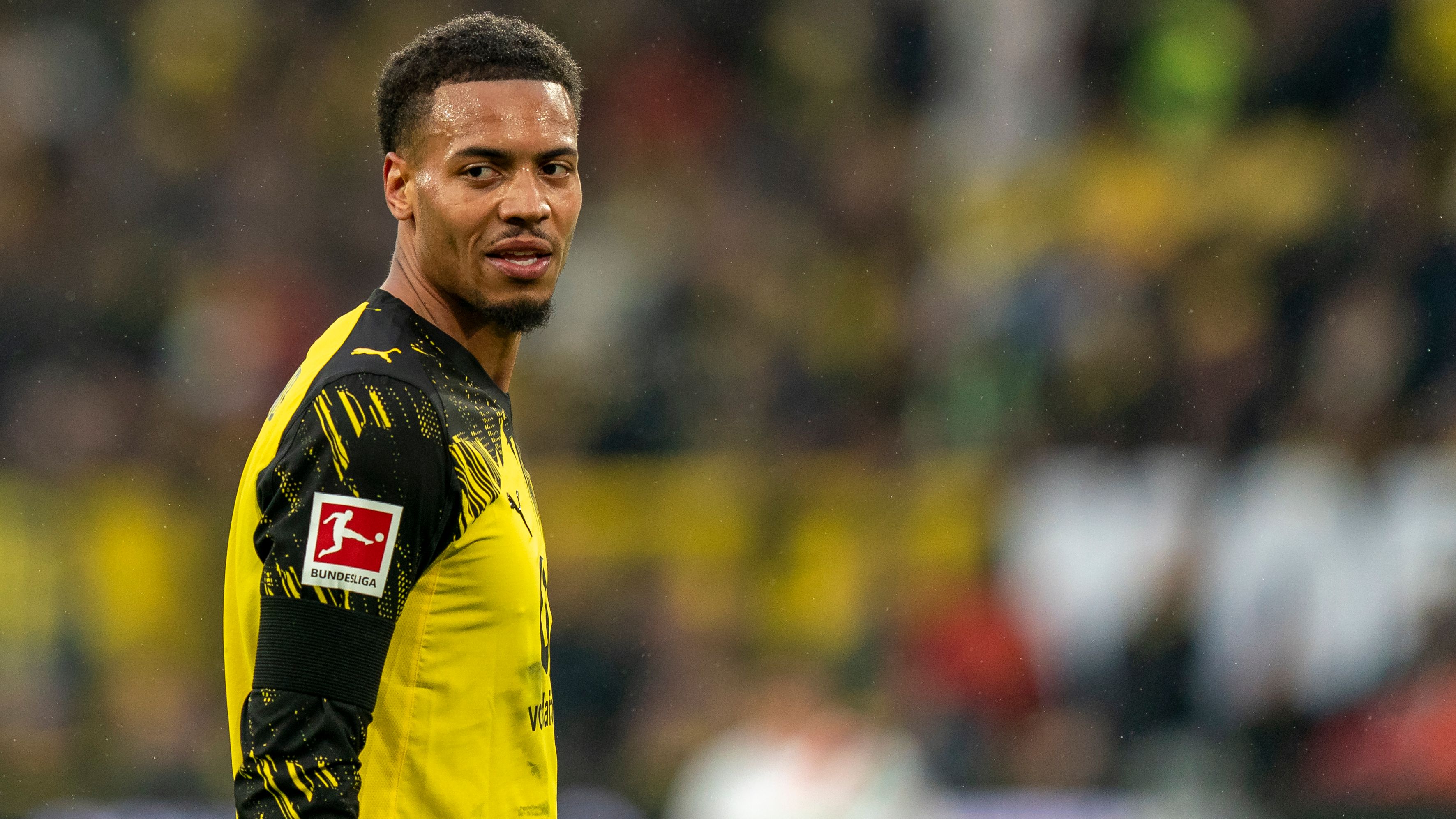 Borussia Dortmund, Augsburg, Nmecha atterra l’arbitro e prende un cartellino rosso… con dedica: l’episodio in Bundesliga Borussia Dortmund, Augsburg, Nmecha atterra l’arbitro e prende un cartellino rosso… con dedica: l’episodio in Bundesliga