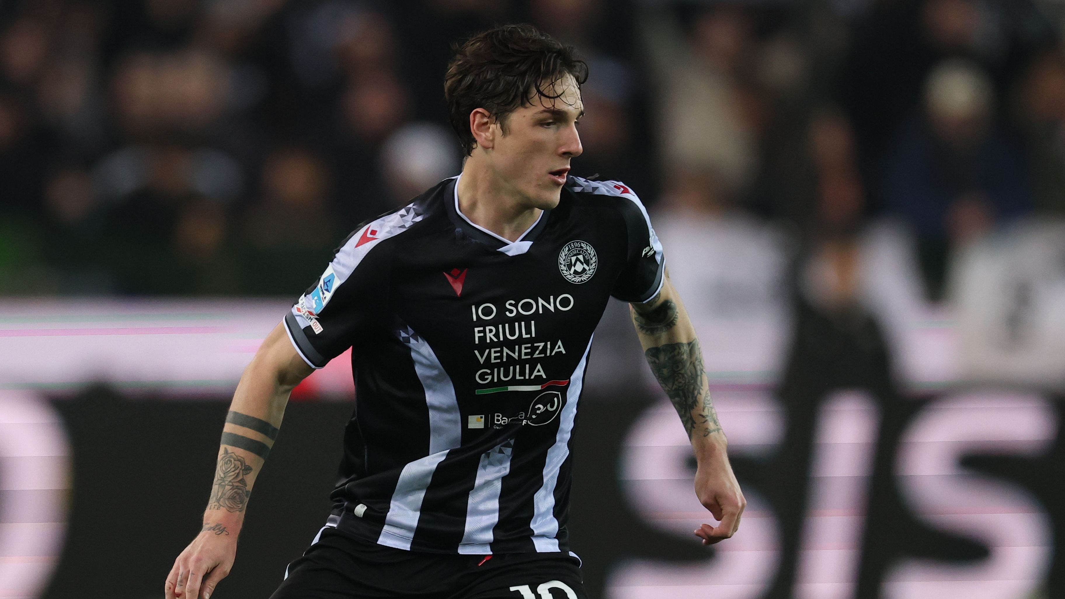 Analisi tattica di una partita di calcio su un tablet