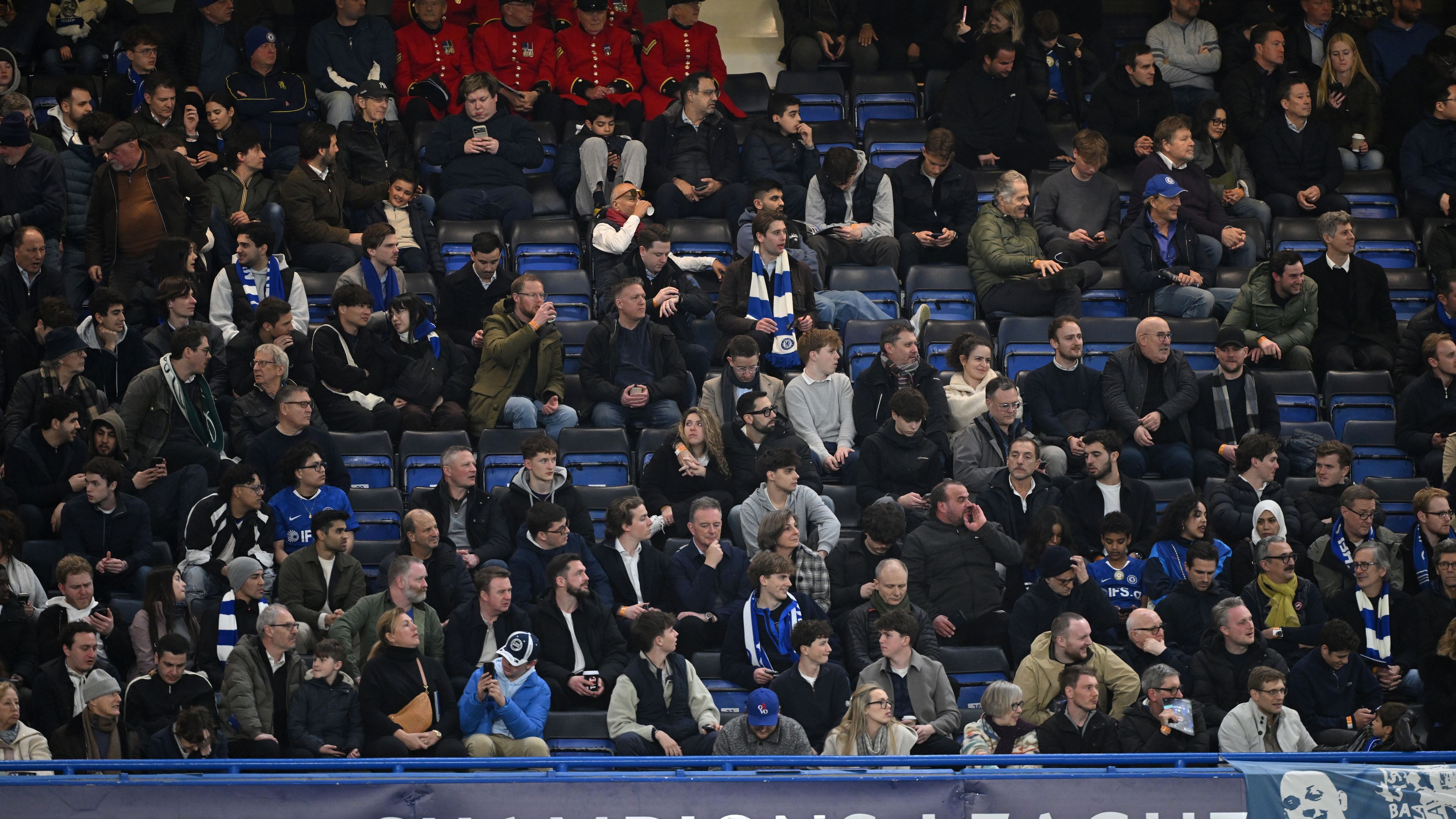 Chelsea sotto 3-0, i tifosi abbandonano lo stadio fra gli sfottò "goodbye" dei tifosi del PSG