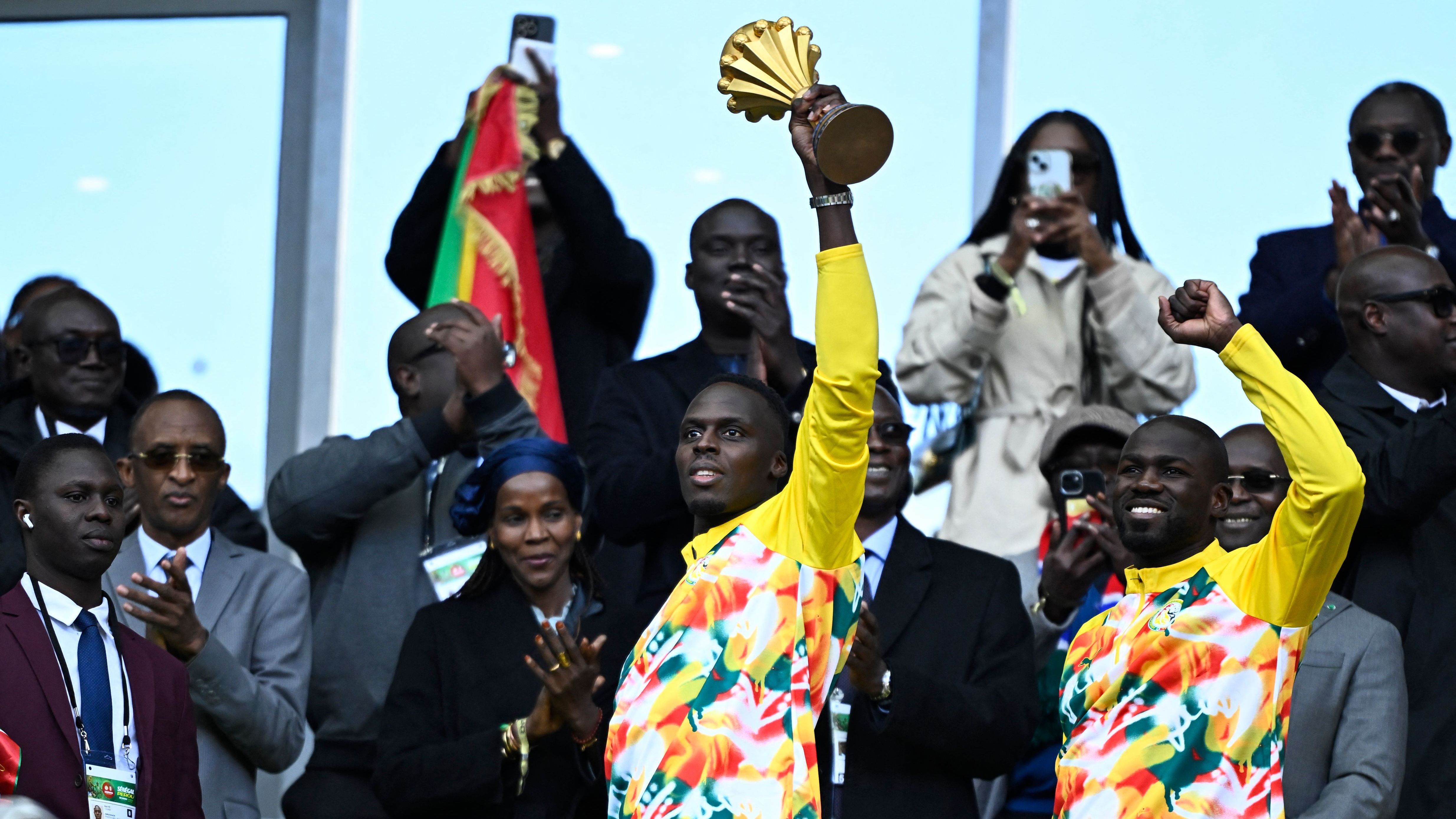 Il Senegal protesta contro la decisione della CAF: due stelle e la Coppa d'Africa portata in campo, cos'è successo nell'amichevole contro il Perù