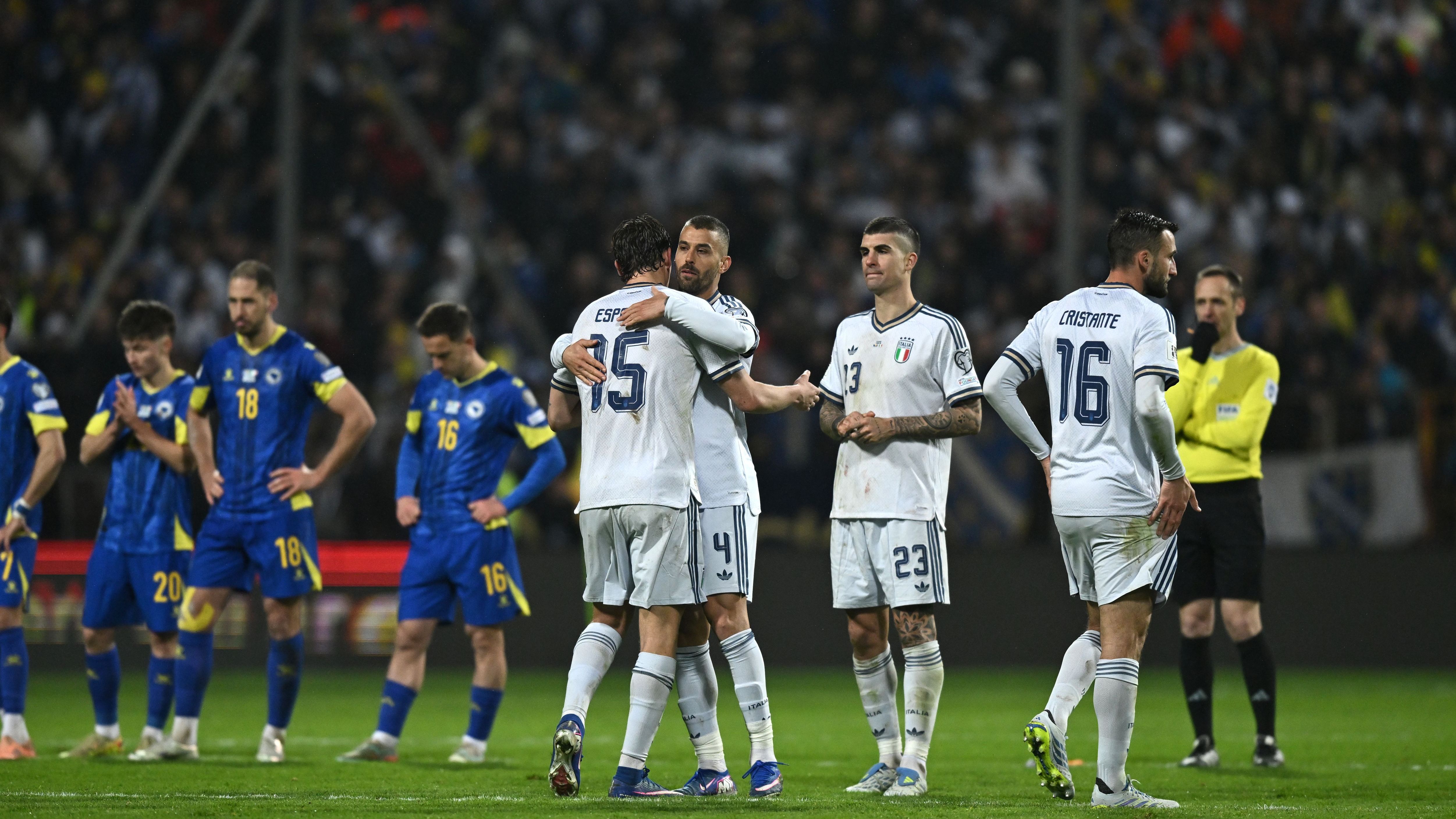 Italia, senti Adani: "Prendere atto di quanto abbiamo visto è deprimente. Abbiamo regalato un uomo, il rosso è colpa nostra. Siamo fragili, siamo fatti per complicarci la vita"