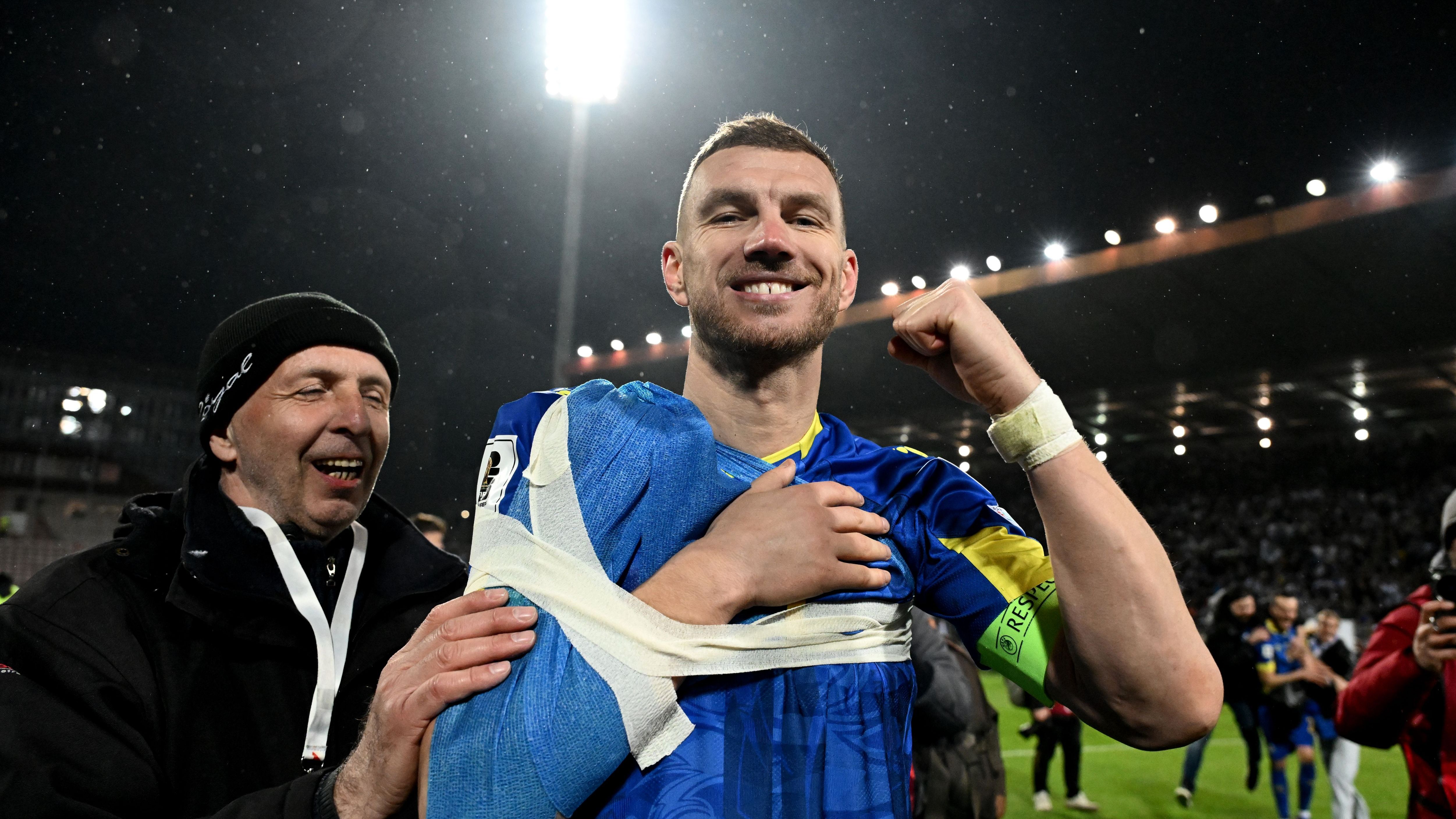Bosnia-Italia, la notte del vero eroe Edin Dzeko: spalla fasciata a bordocampo, assiste ai rigori decisivi dalla panchina