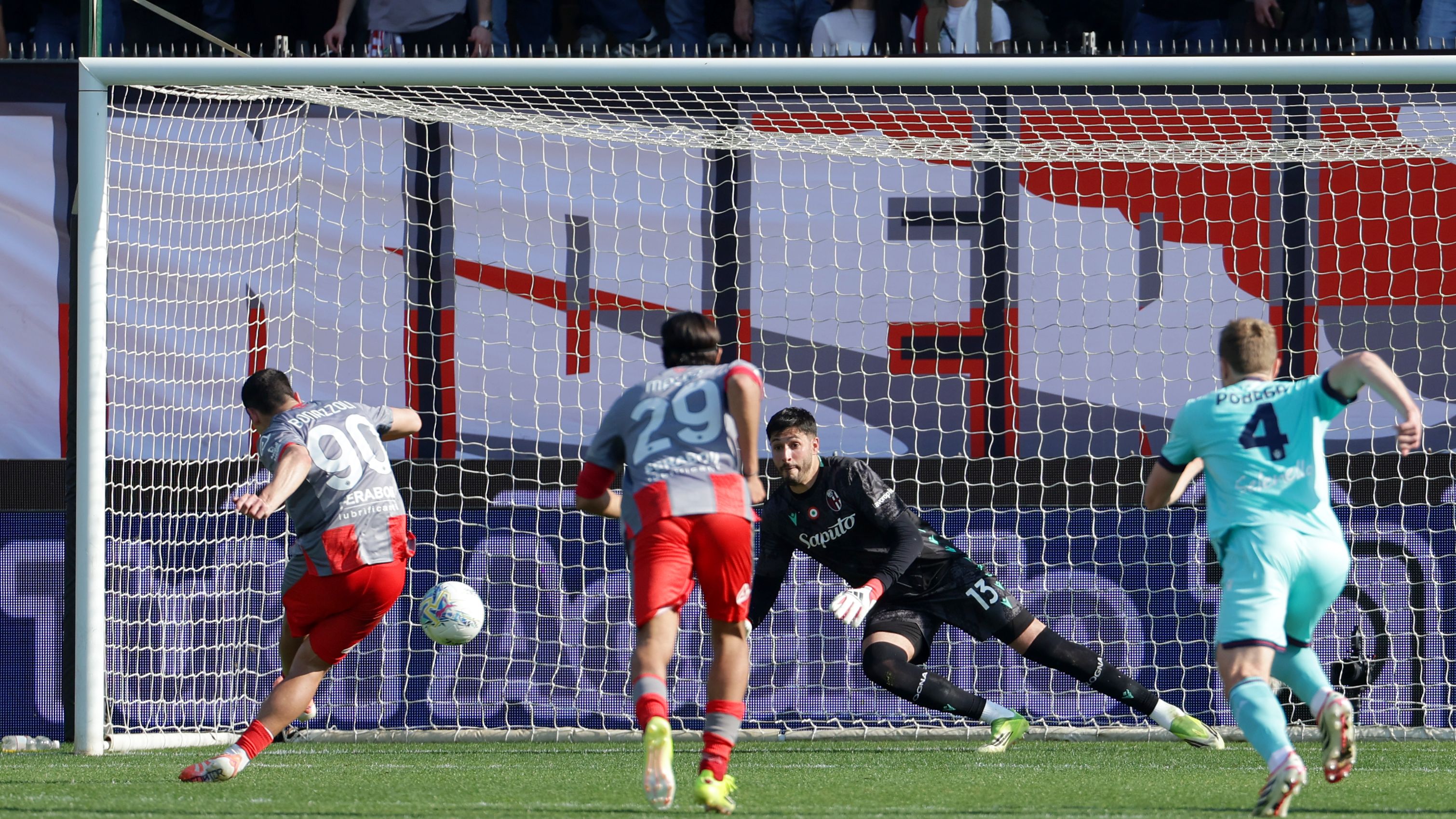 Succede di tutto nel recupero tra Cremonese e Bologna: prima Abisso assegna un rigore poi doppia espulsione in due minuti