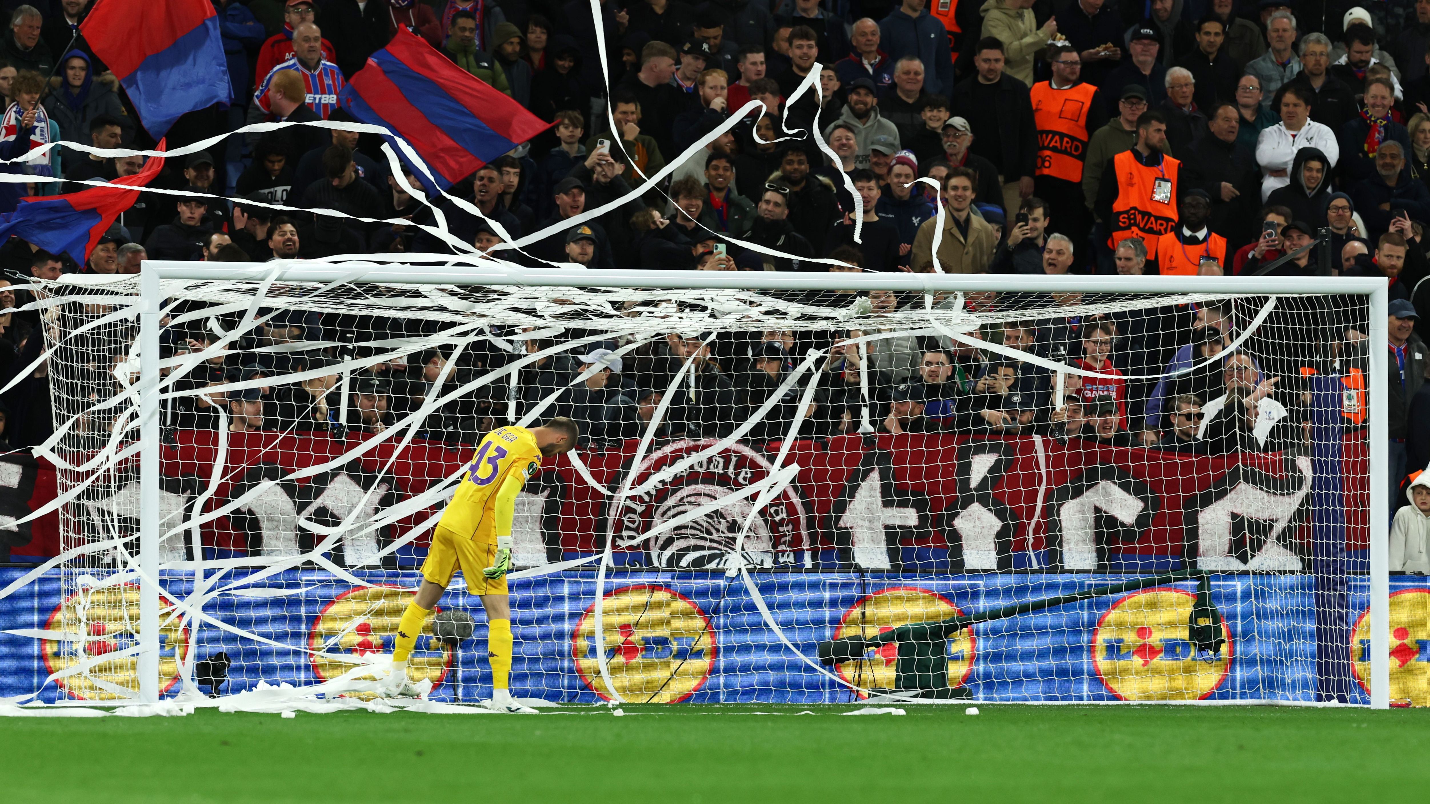 Perché il secondo tempo di Crystal Palace-Fiorentina è iniziato in ritardo? Nastri di carta attorno alla porta di De Gea