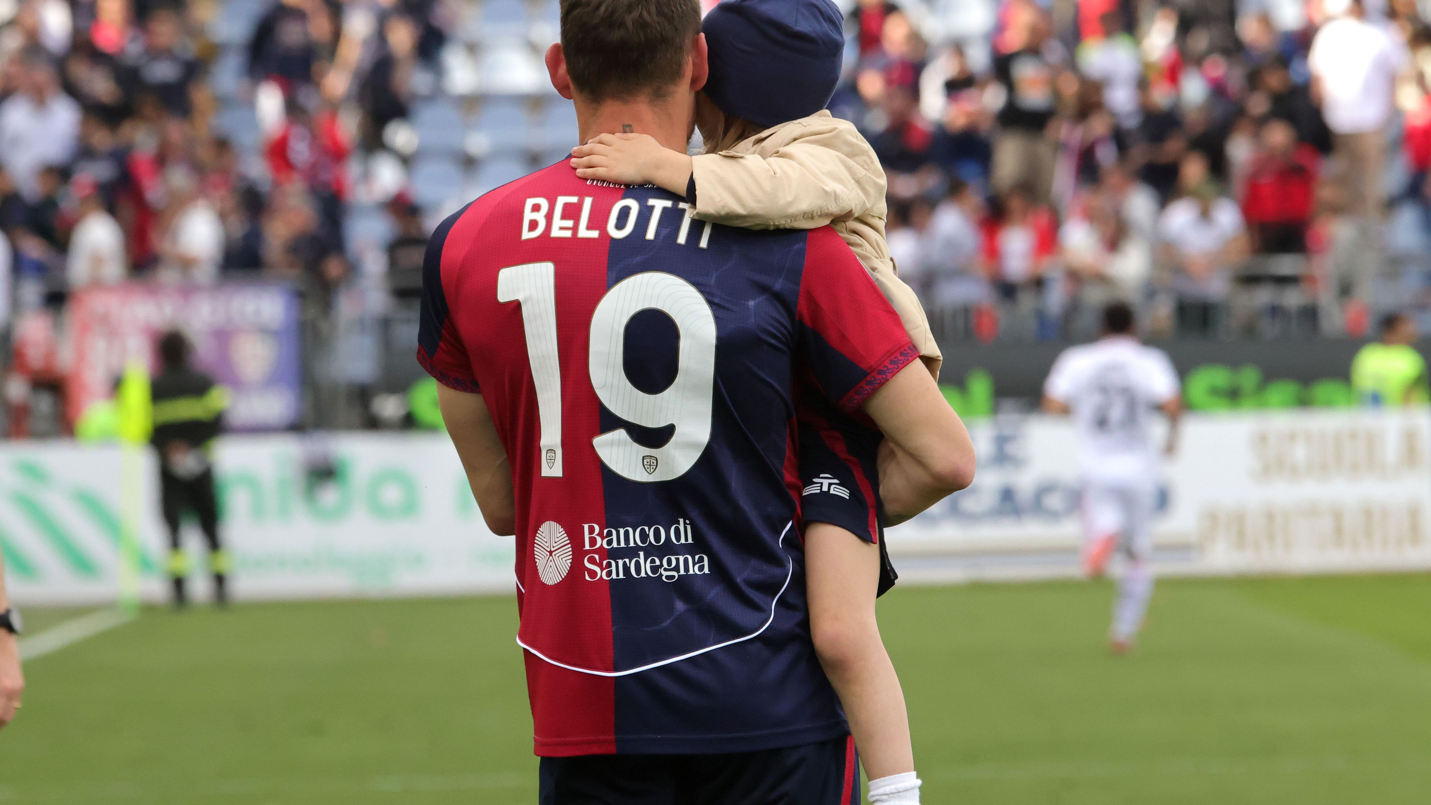 Cagliari, Belotti torna in campo e si commuove: le lacrime con la famiglia dopo il lungo infortunio