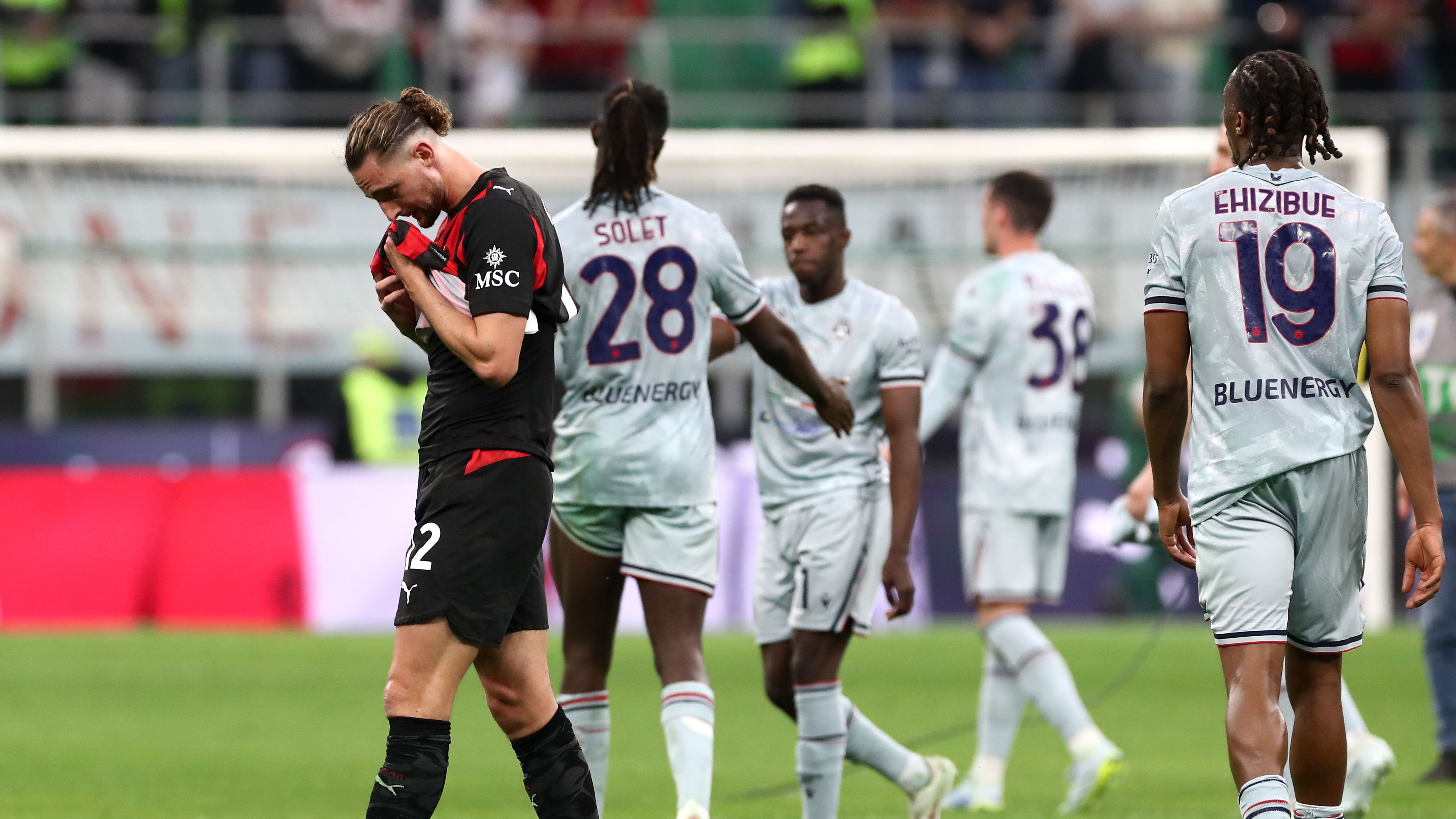 Il Milan crolla a San Siro contro l'Udinese: 3-0 dei bianconeri, che riaprono la corsa alla Champions League. Fischi per i rossoneri