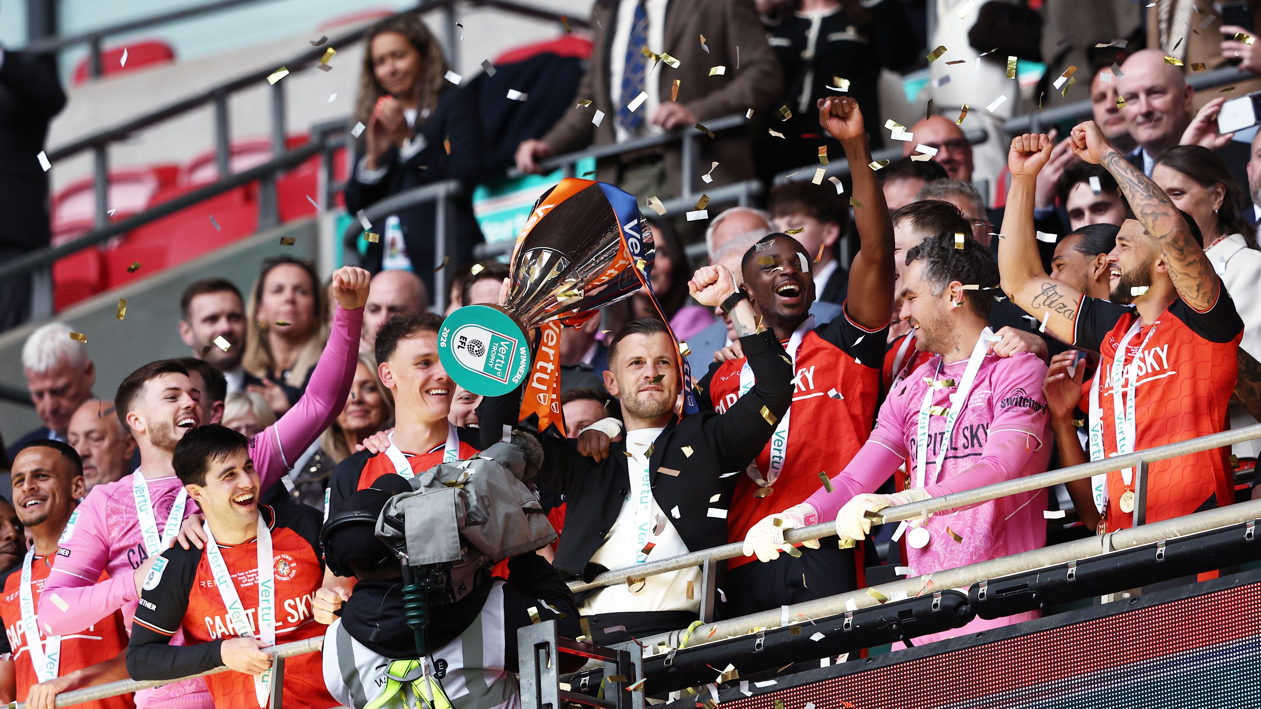 Jack Wilshere alza il suo primo trofeo da allenatore: l'ex Arsenal vince il Vertu Trophy con il Luton Town