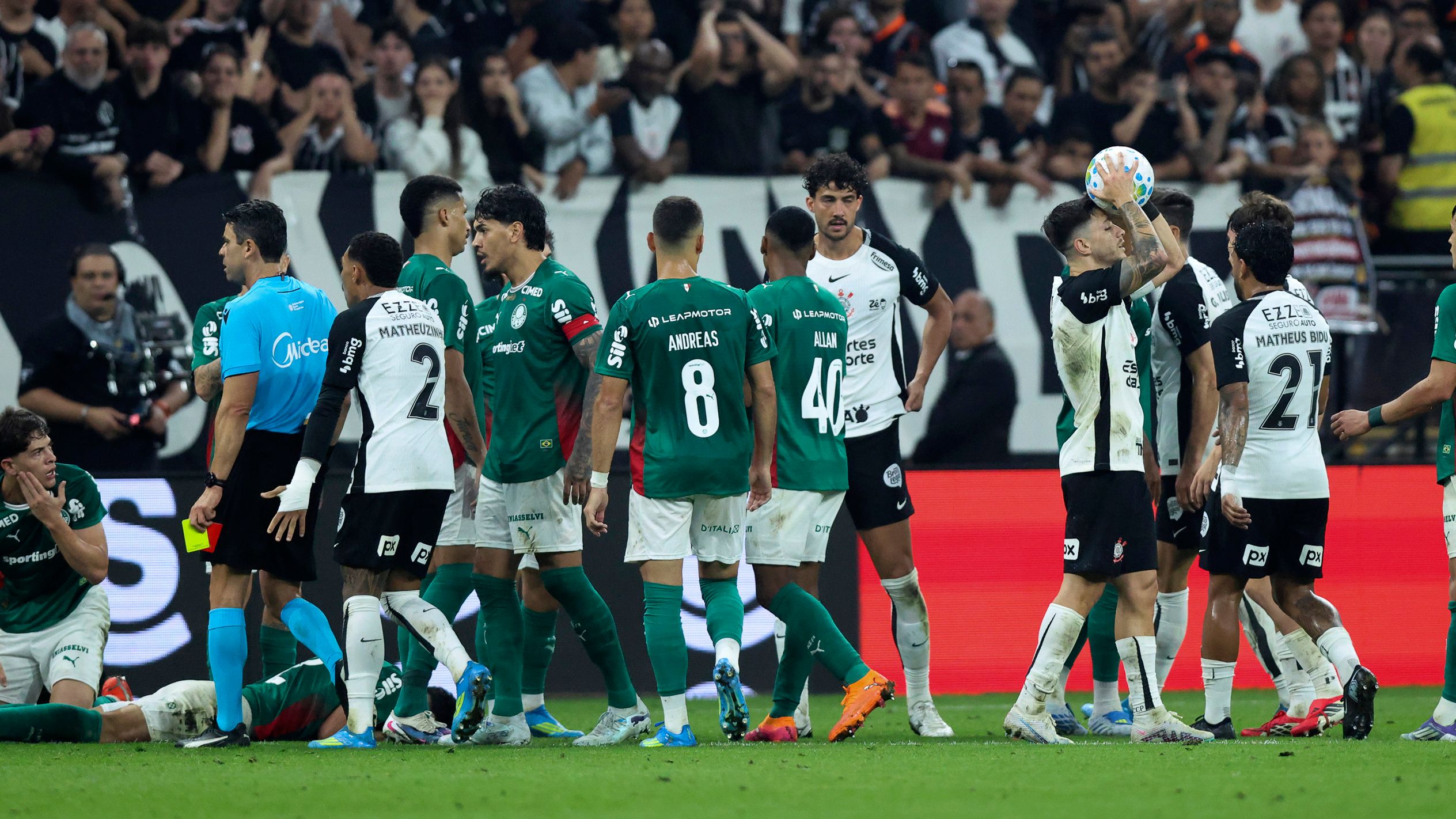 Corinthians, rosso clamoroso per l'obiettivo del Milan André: espulso col var per il gesto dei genitali dopo un contrasto