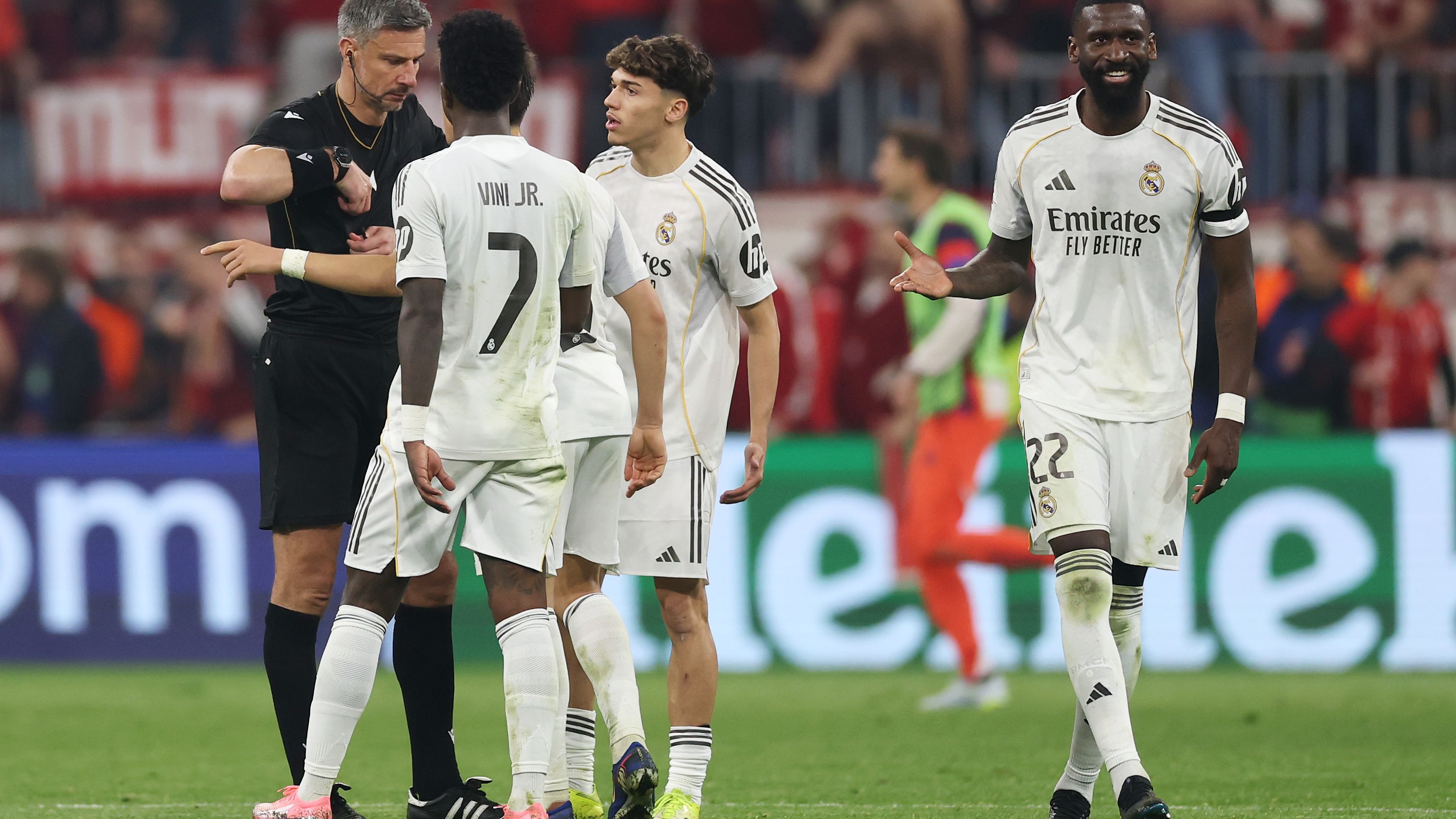 Real Madrid fuori dalla Champions, la rabbia di Arbeloa per l'espulsione di Camavinga: 