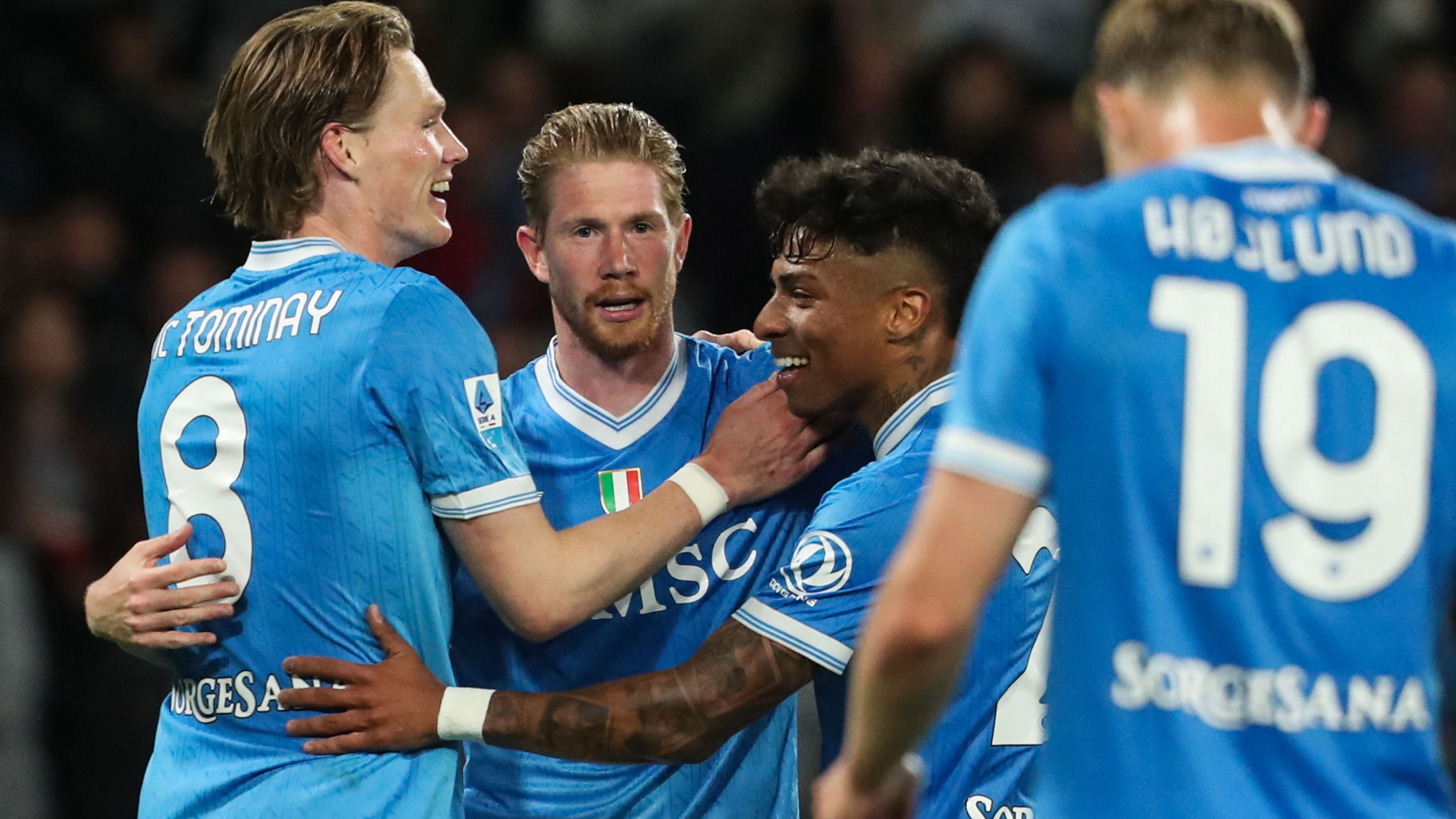 Poker Napoli alla Cremonese, Conte rimanda la festa dell'Inter ed è 2° in attesa di Milan-Juve. E Giampaolo vede i fantasmi