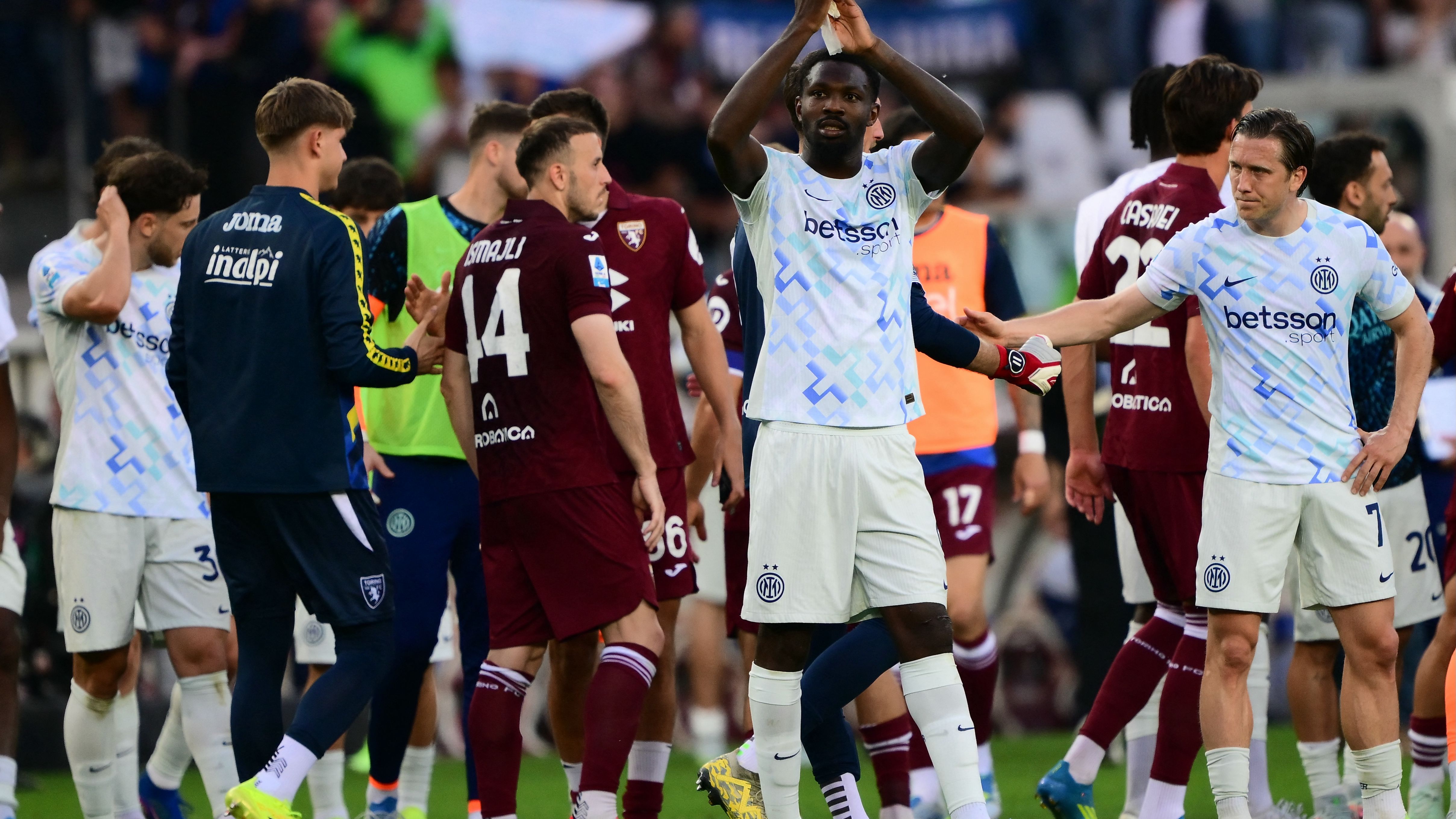 Torino-Inter 2-2: nerazzurri avanti con Thuram e Bisseck, rimontati da Simeone e Vlasic. A Chivu ora servono 3 punti col Parma per lo Scudetto