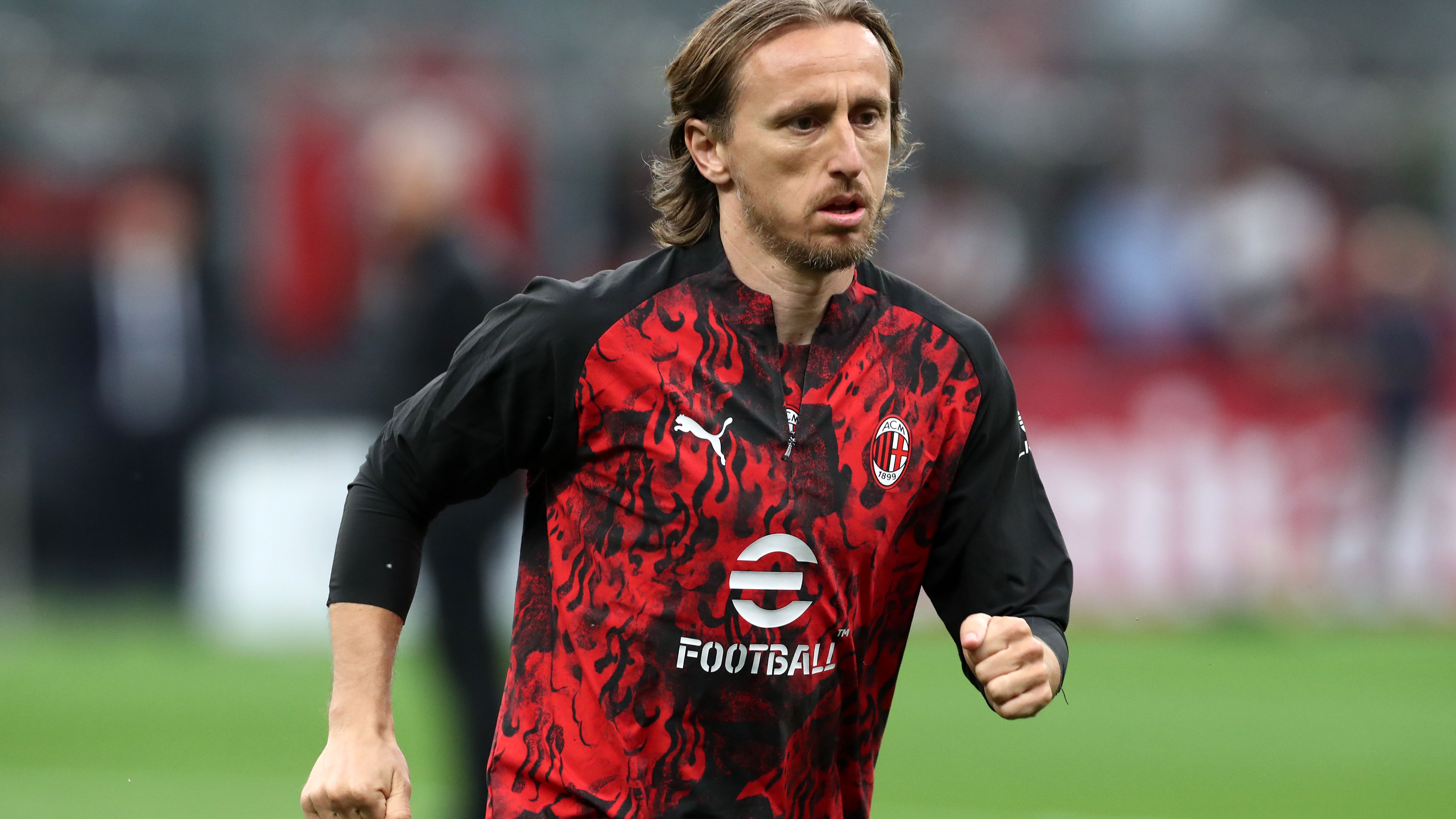 Milan, spavento per Modric: scontro testa contro testa con Locatelli, chiesto il cambio