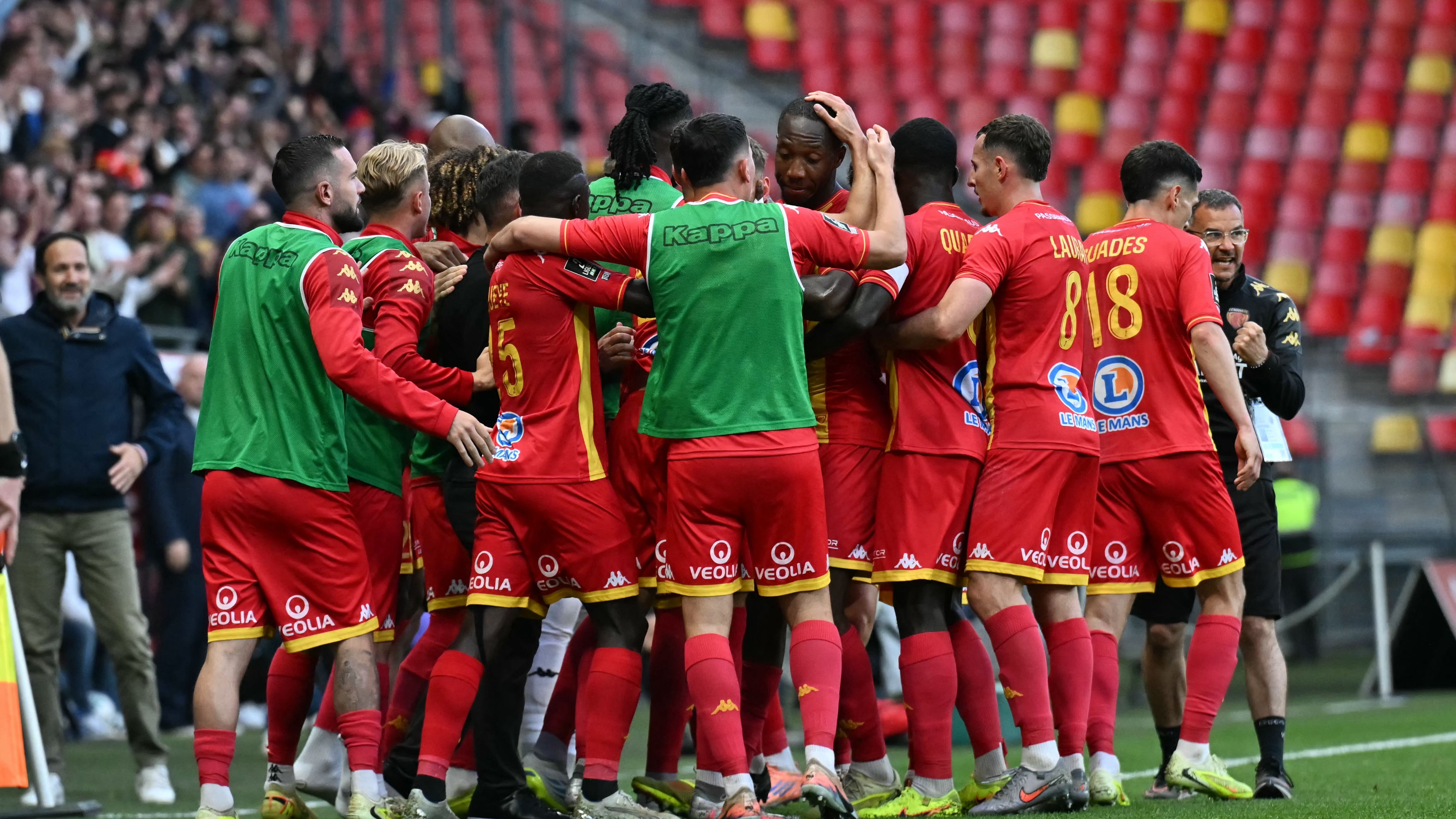Le Mans, promozione in Ligue 1 a rischio per lancio di petardi? Cosa succede