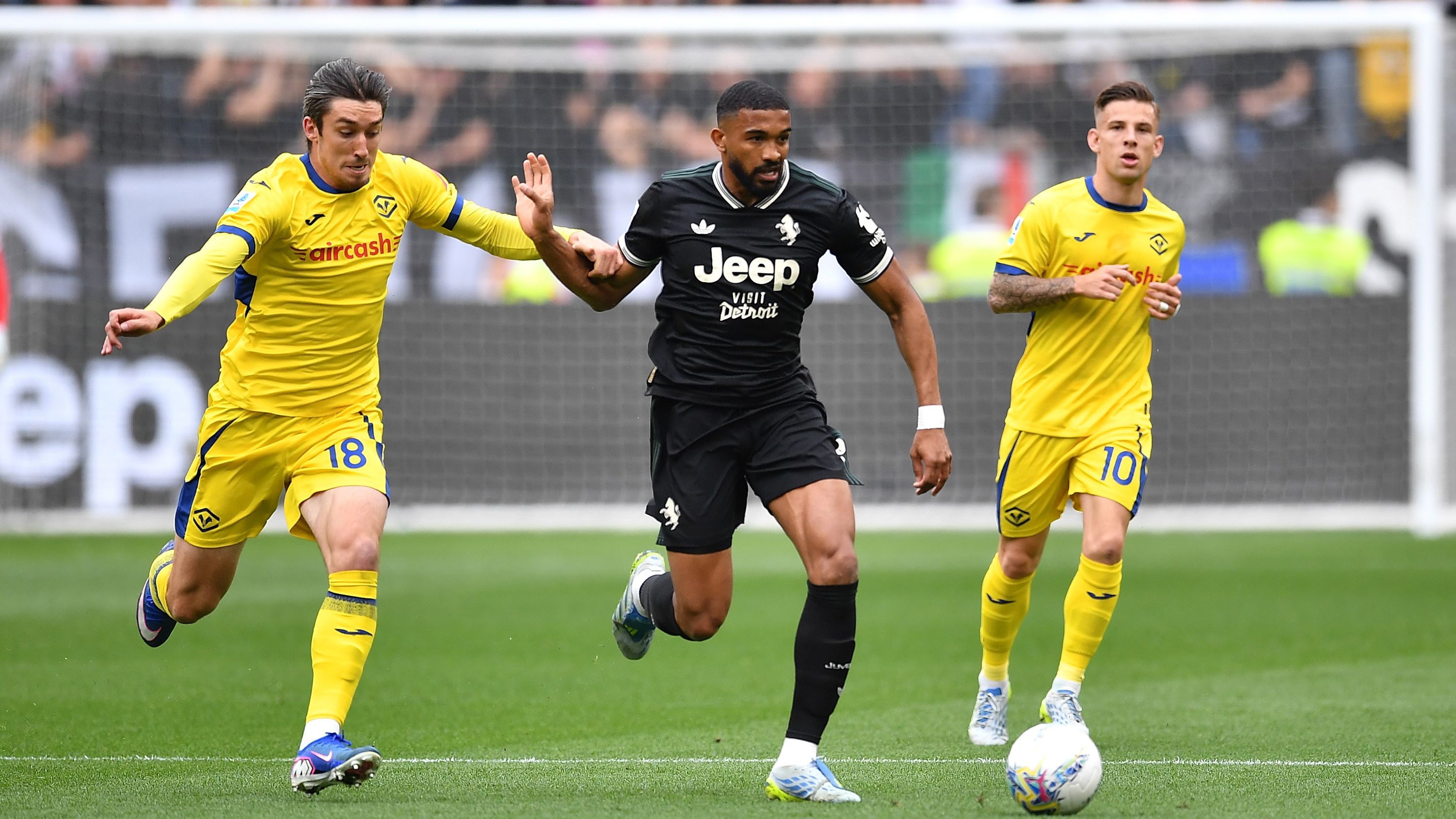 La Juventus spreca un'occasione d'oro: solo 1-1 in casa con il Verona, torna al goal Vlahovic. Il Milan di Allegri rimane terzo a +2