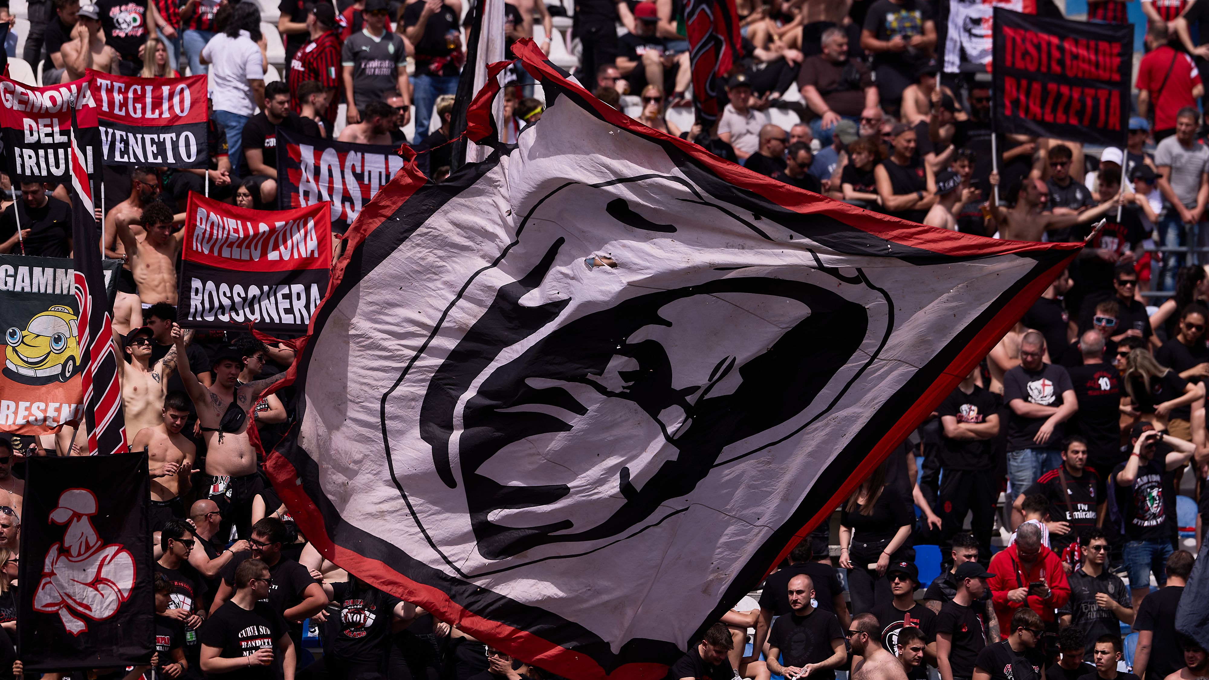 Milan, pioggia di fischi dai tifosi: la squadra non si avvicina al settore ospiti, il pubblico grida 