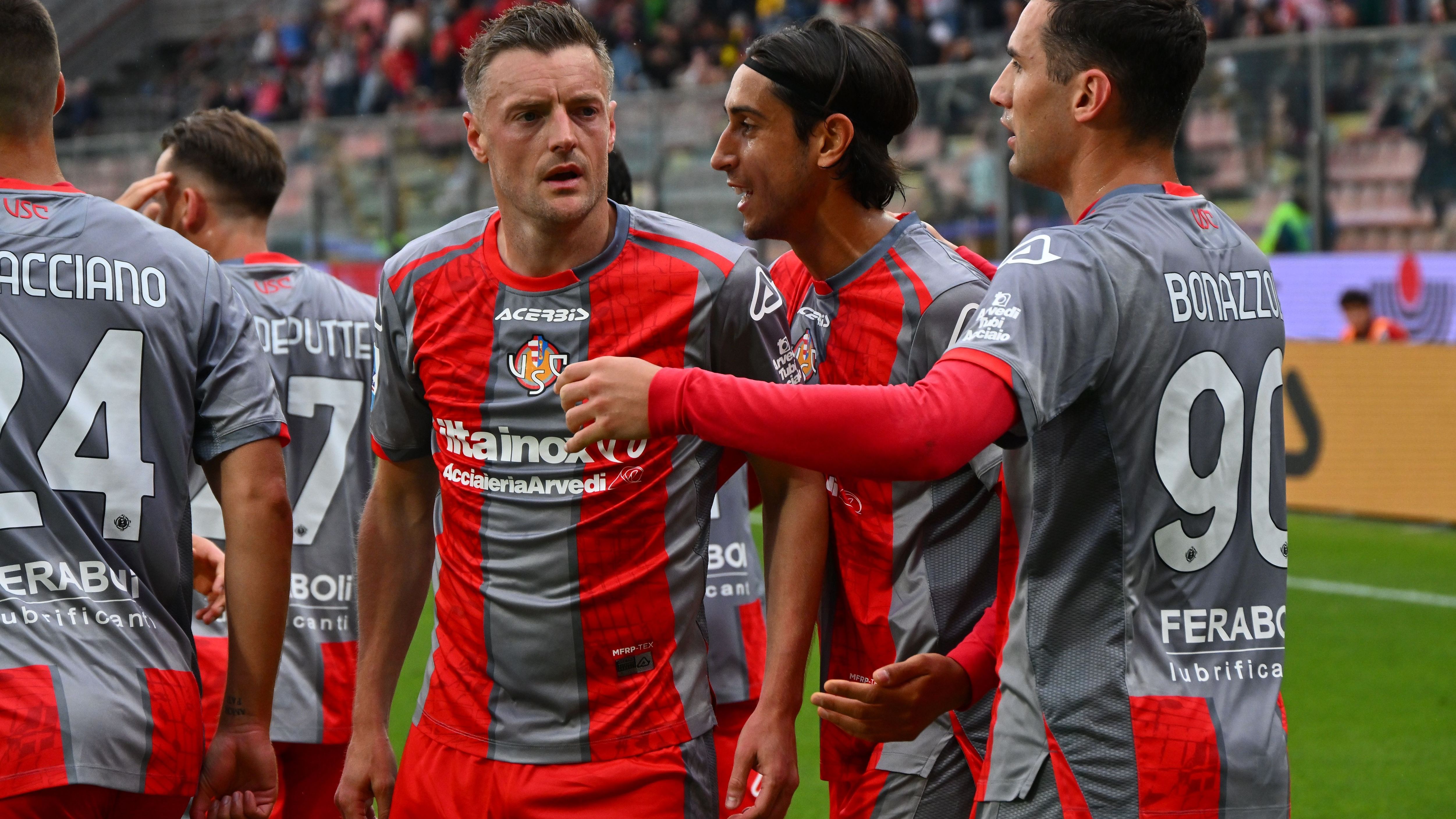 La Cremonese ne fa 3 al Pisa che finisce in 9: Vardy scatenato,  corsa salvezza riaperta