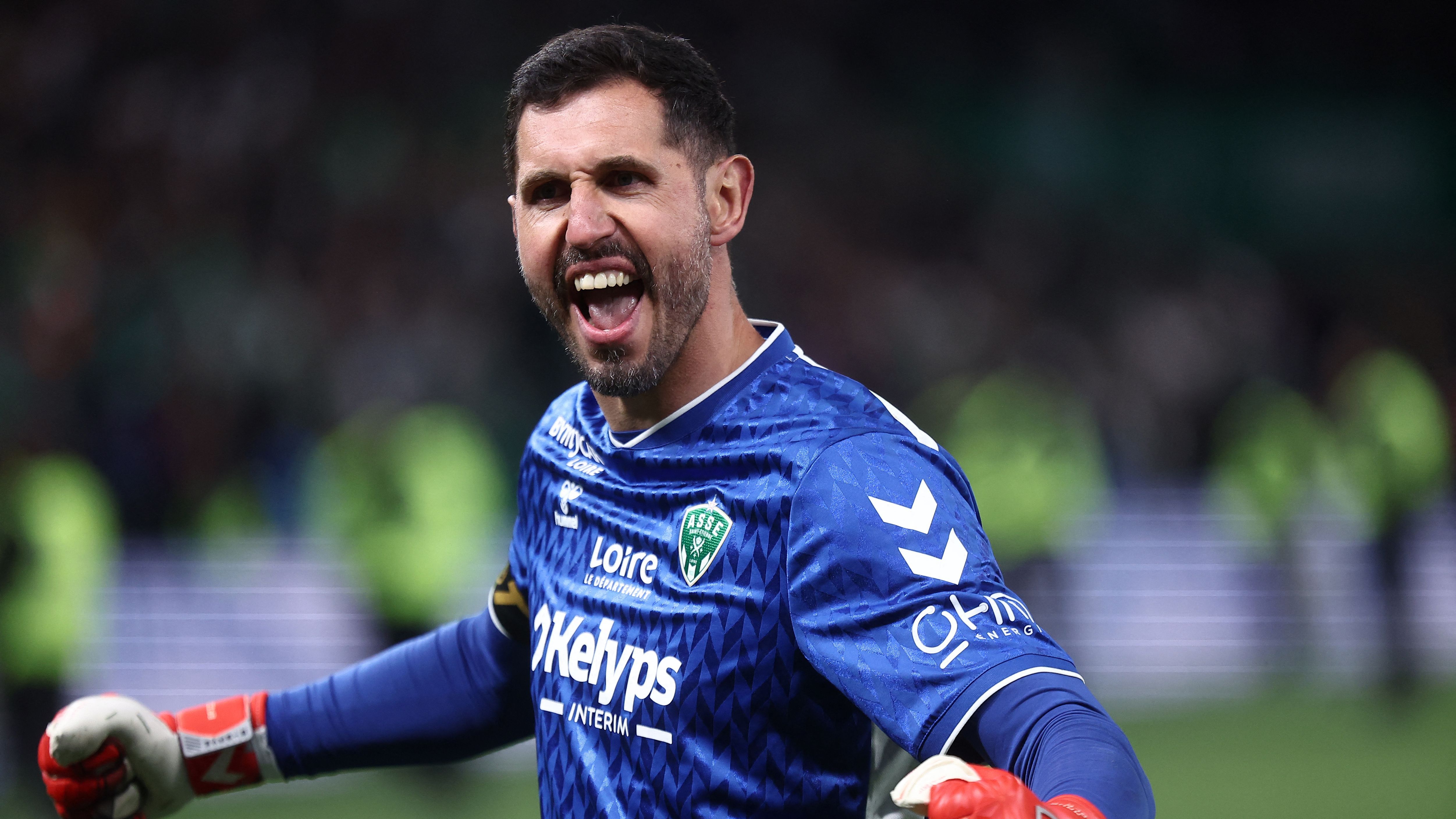 Colpo Saint-Etienne: cambia il portiere e vince ai rigori. Le Havre, Nizza o Auxerre allo spareggio per la Ligue 1