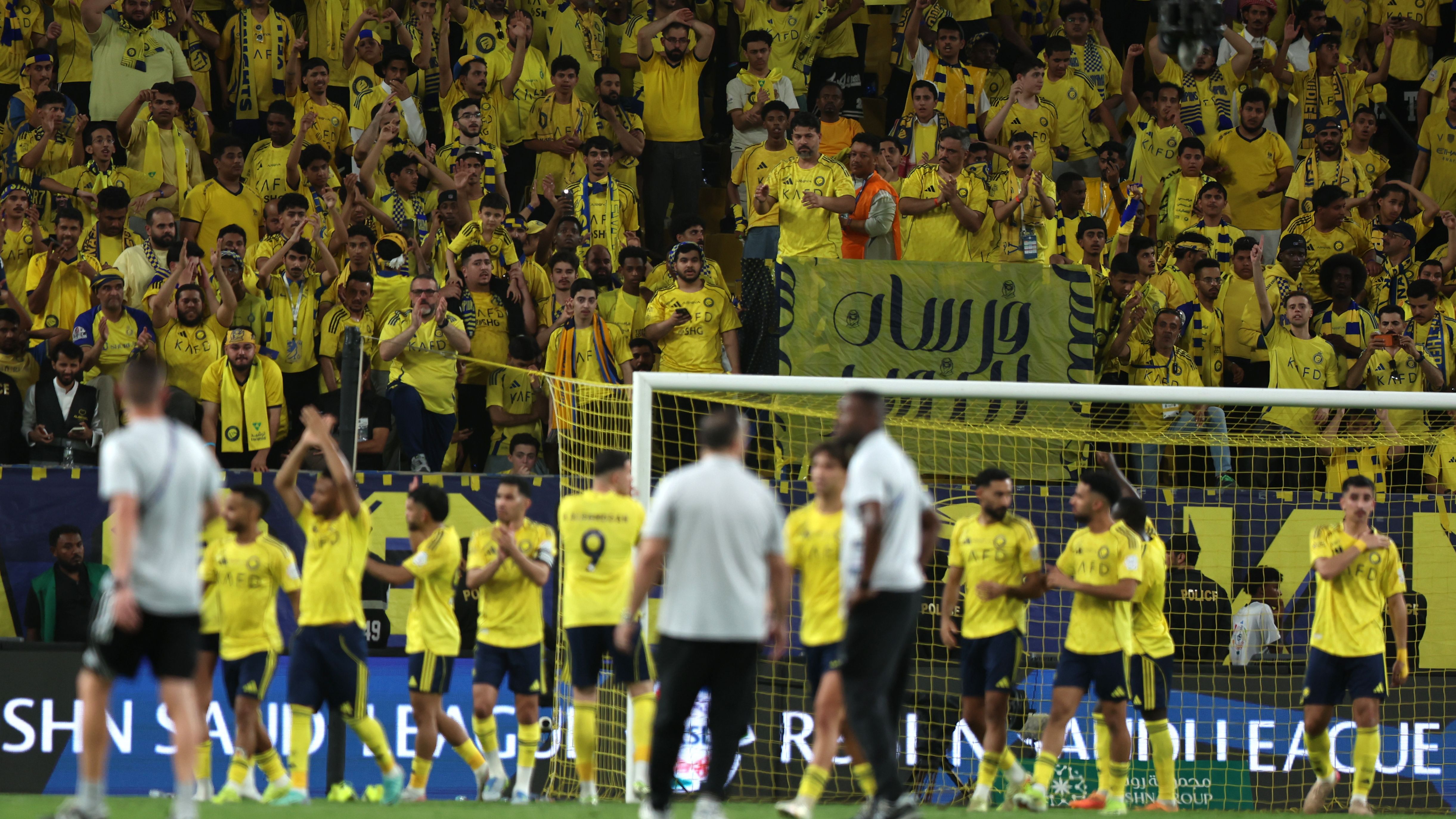 Follia dopo Al Nassr-Al Hilal 1-1: sceicchi e tifosi si prendono a bastonate sugli spalti
